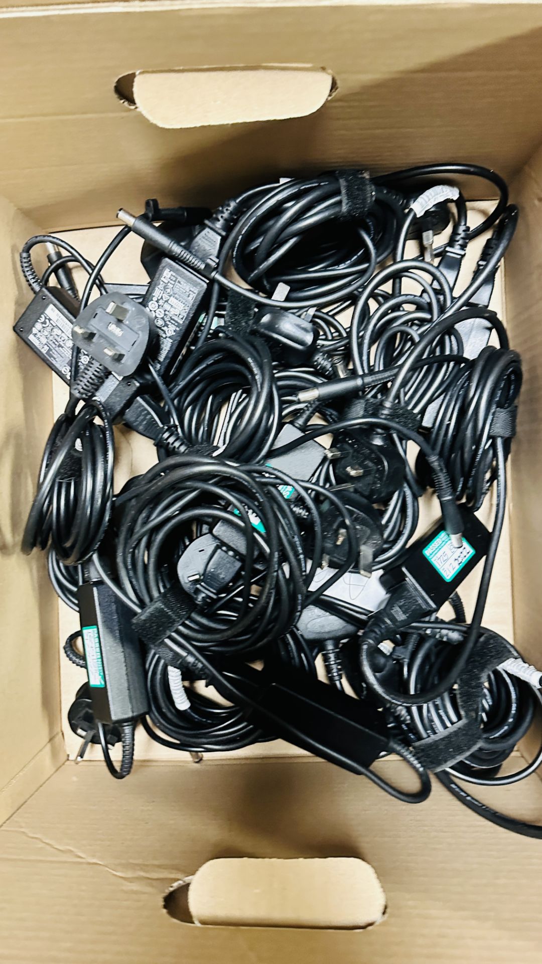36 X LAPTOP CHARGERS FOR HP LAPTOPS MANY HP 65W AND 45W EXAMPLES - SOLD AS SEEN. - Image 3 of 9