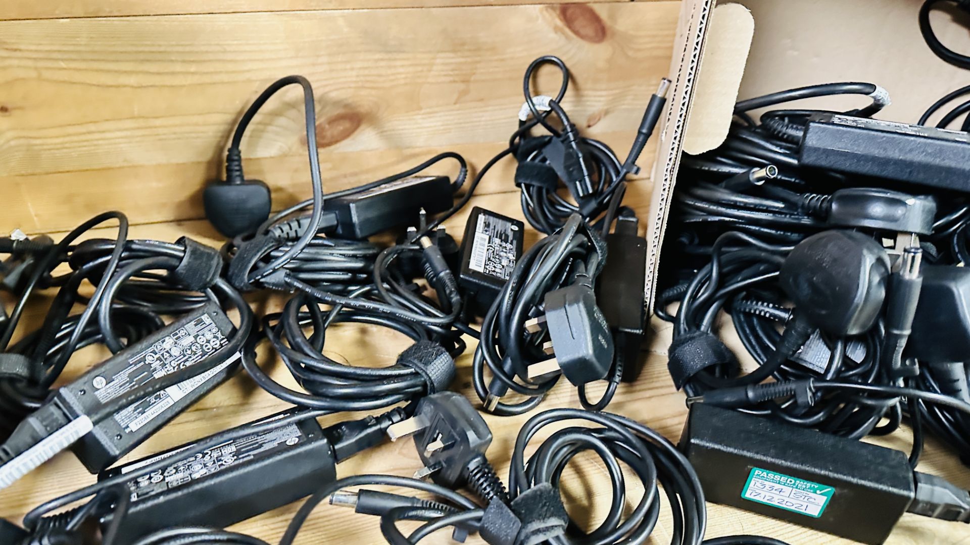 36 X LAPTOP CHARGERS FOR HP LAPTOPS MANY HP 65W EXAMPLES - SOLD AS SEEN. - Image 6 of 9
