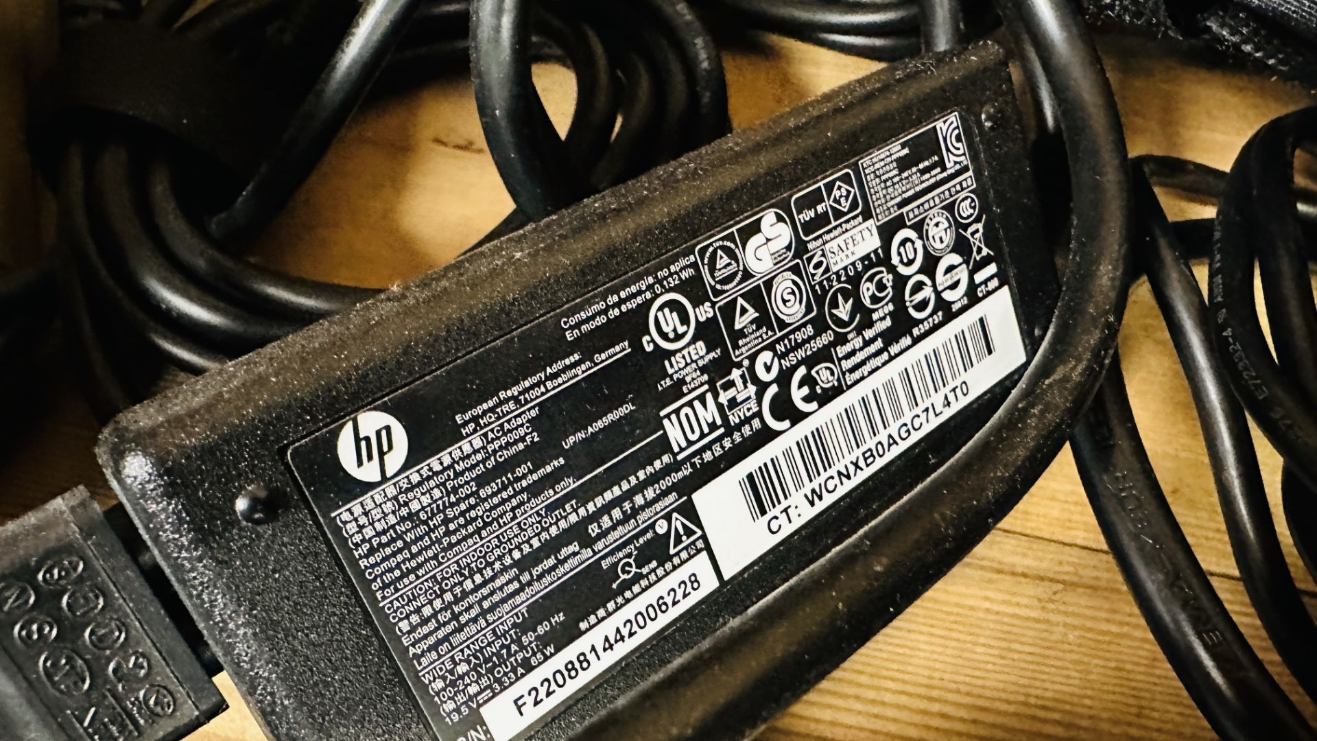 36 X LAPTOP CHARGERS FOR HP LAPTOPS MANY HP 65W EXAMPLES - SOLD AS SEEN. - Image 9 of 9