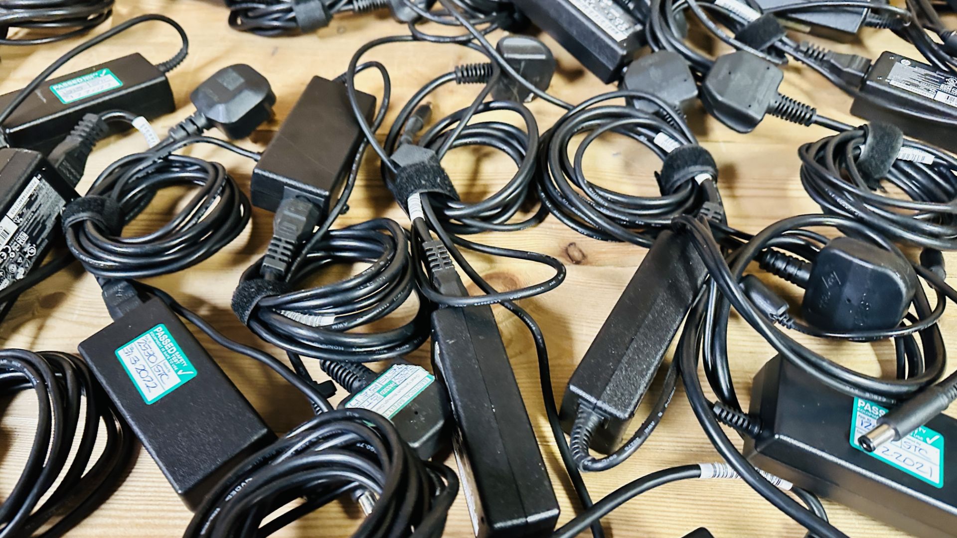 16 X LAPTOP CHARGERS FOR HP LAPTOPS, MANY HP 65W EXAMPLES - SOLD AS SEEN. - Image 4 of 10