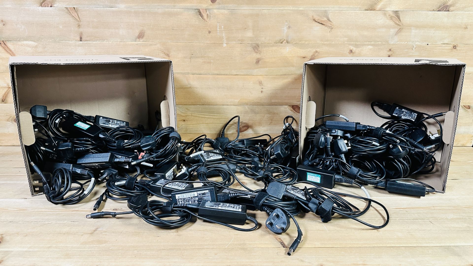 36 X LAPTOP CHARGERS FOR HP LAPTOPS MANY HP 65W EXAMPLES - SOLD AS SEEN.