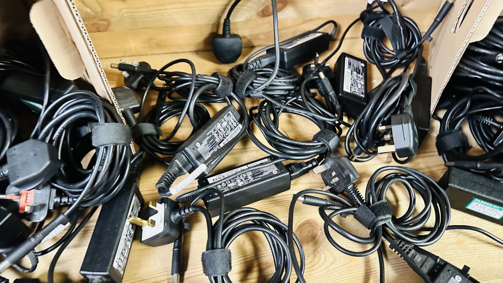 36 X LAPTOP CHARGERS FOR HP LAPTOPS MANY HP 65W EXAMPLES - SOLD AS SEEN. - Image 3 of 9