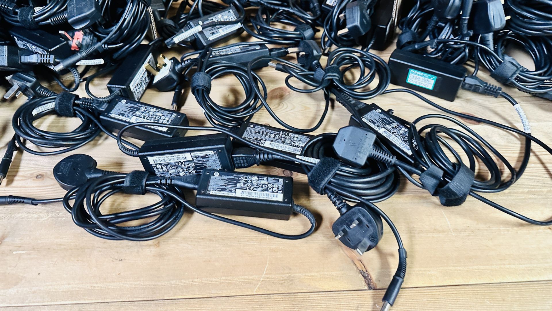 36 X LAPTOP CHARGERS FOR HP LAPTOPS MANY HP 65W EXAMPLES - SOLD AS SEEN. - Image 2 of 9