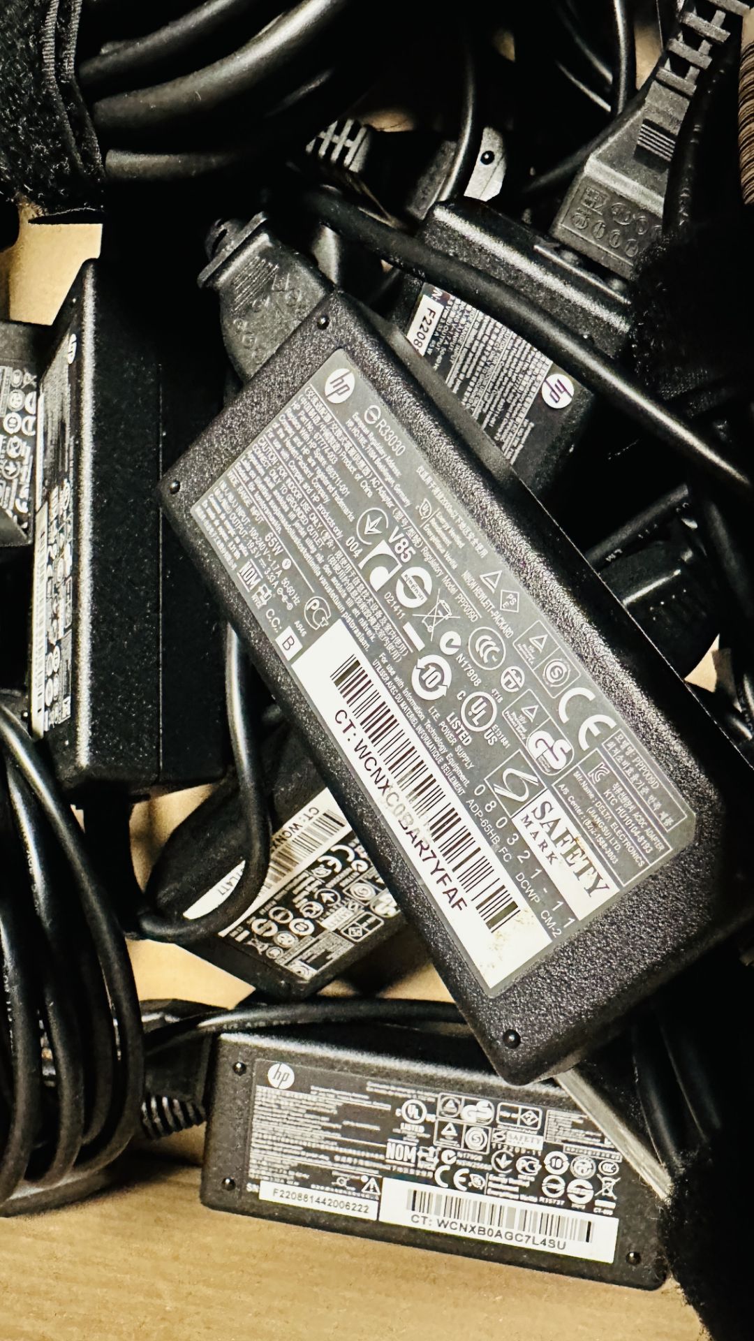 48 X LAPTOP CHARGERS FOR HP LAPTOPS MANY HP 65W EXAMPLES - SOLD AS SEEN. - Image 2 of 7