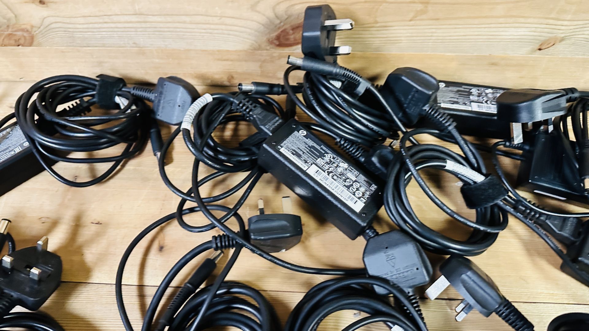 16 X LAPTOP CHARGERS FOR HP LAPTOPS, MANY HP 65W EXAMPLES - SOLD AS SEEN. - Image 9 of 10