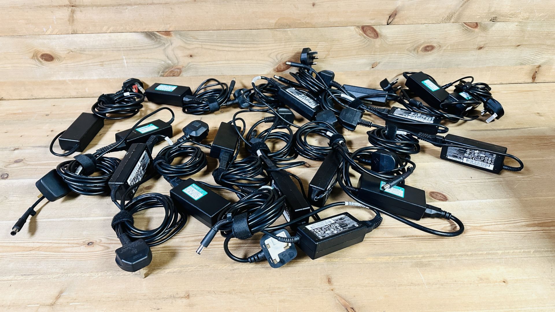 16 X LAPTOP CHARGERS FOR HP LAPTOPS, MANY HP 65W EXAMPLES - SOLD AS SEEN.