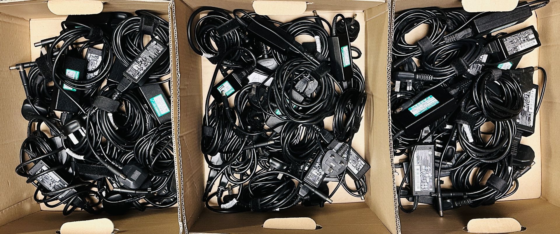 36 X LAPTOP CHARGERS FOR HP LAPTOPS MANY HP 65W AND 45W EXAMPLES - SOLD AS SEEN.