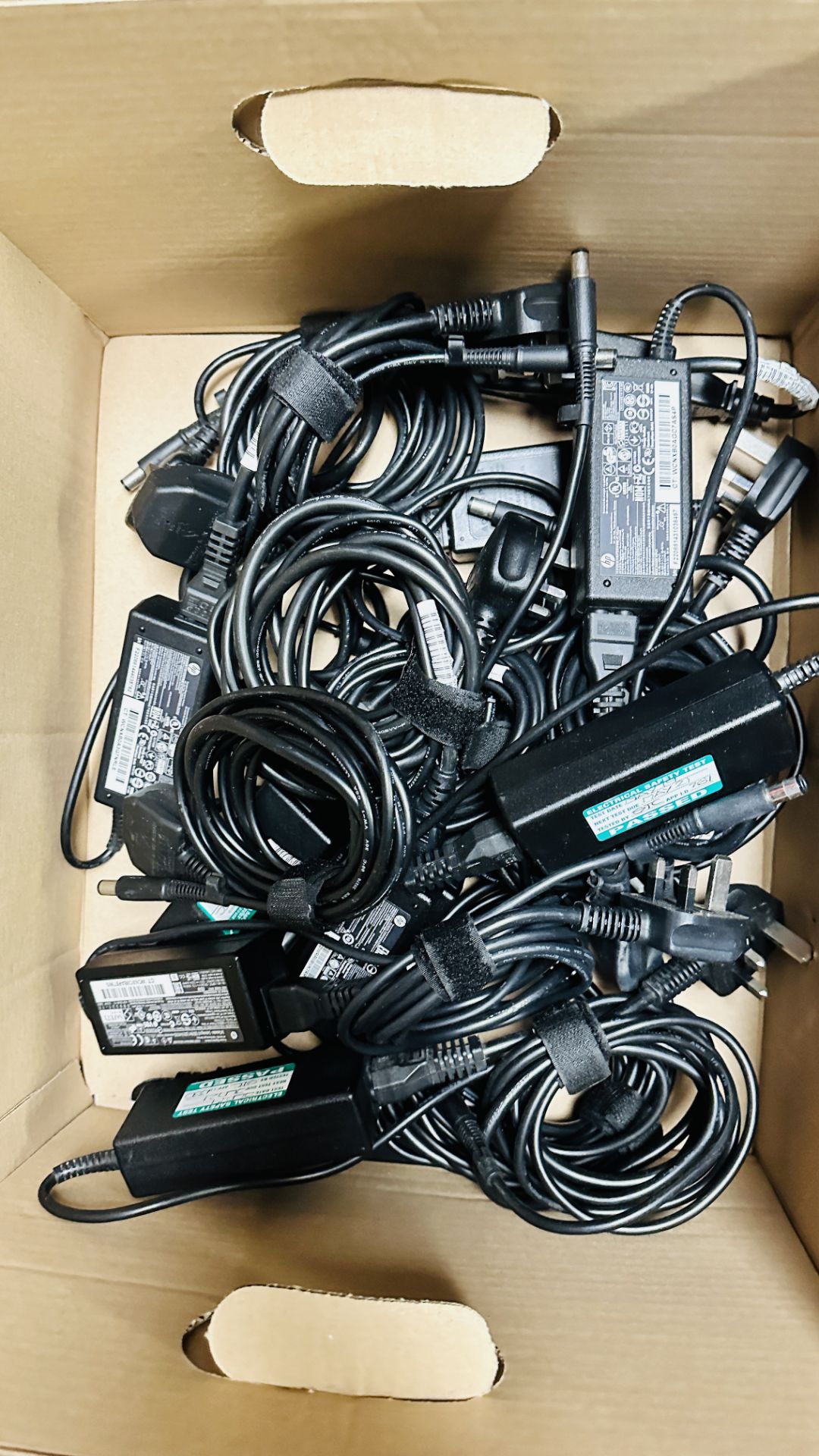 36 X LAPTOP CHARGERS FOR HP LAPTOPS MANY HP 65W AND 45W EXAMPLES - SOLD AS SEEN. - Image 4 of 9
