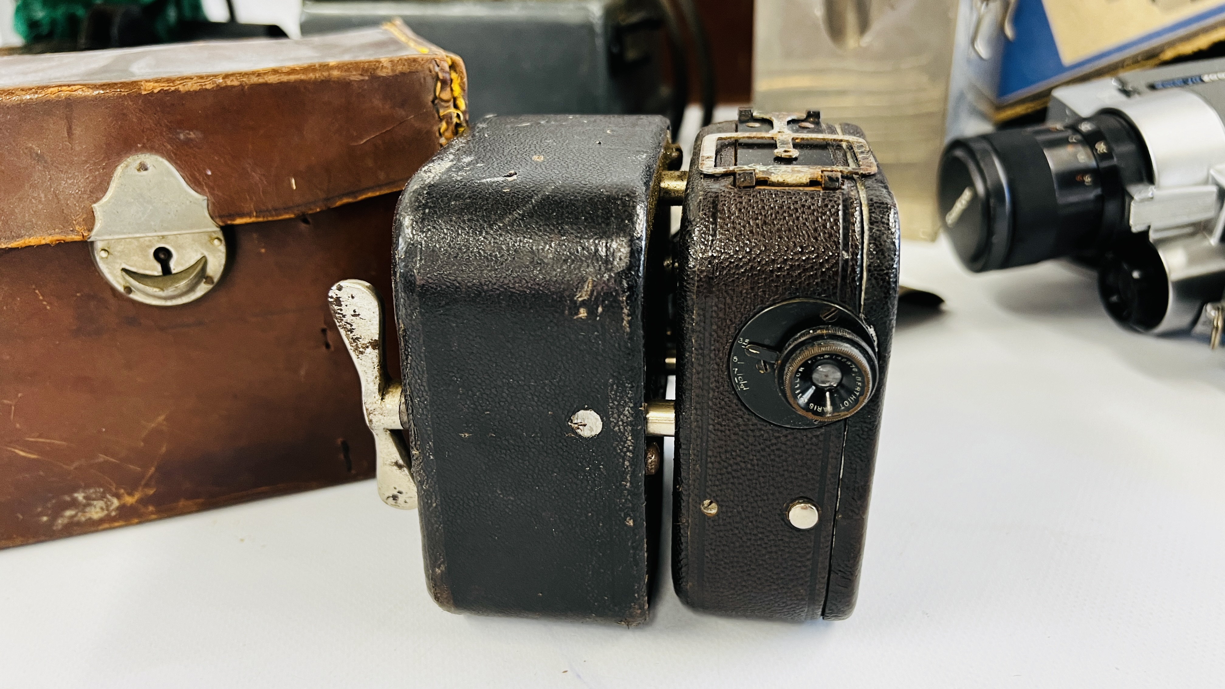 COLLECTION OF MIXED PHOTOGRAPHIC AND FILM EQUIPMENT TO INCLUDE SANYO 200M 8 CAMERA, - Image 4 of 20