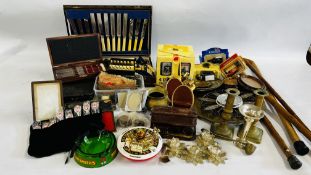 A BOX OF ASSORTED COLLECTIBLES TO INCLUDE BOXED FLATWARE, SEWING ACCESSORIES AND COTTON REELS,