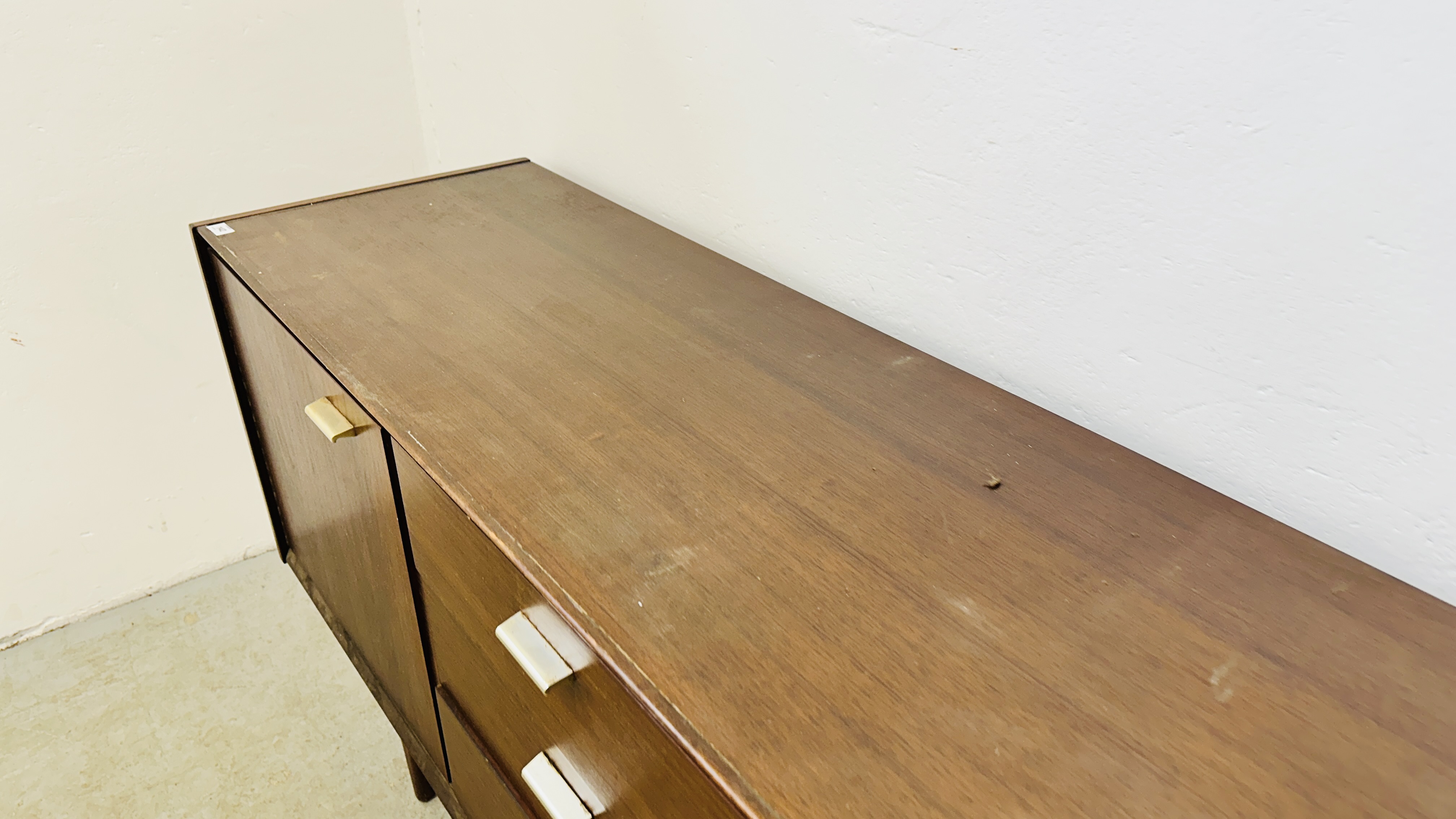 A MID CENTURY WRIGHTON TEAK FINISH 3 DRAWER SIDEBOARD FLANKED BY TWO CUPBOARDS - W 168CM X D 46CM X - Image 7 of 15