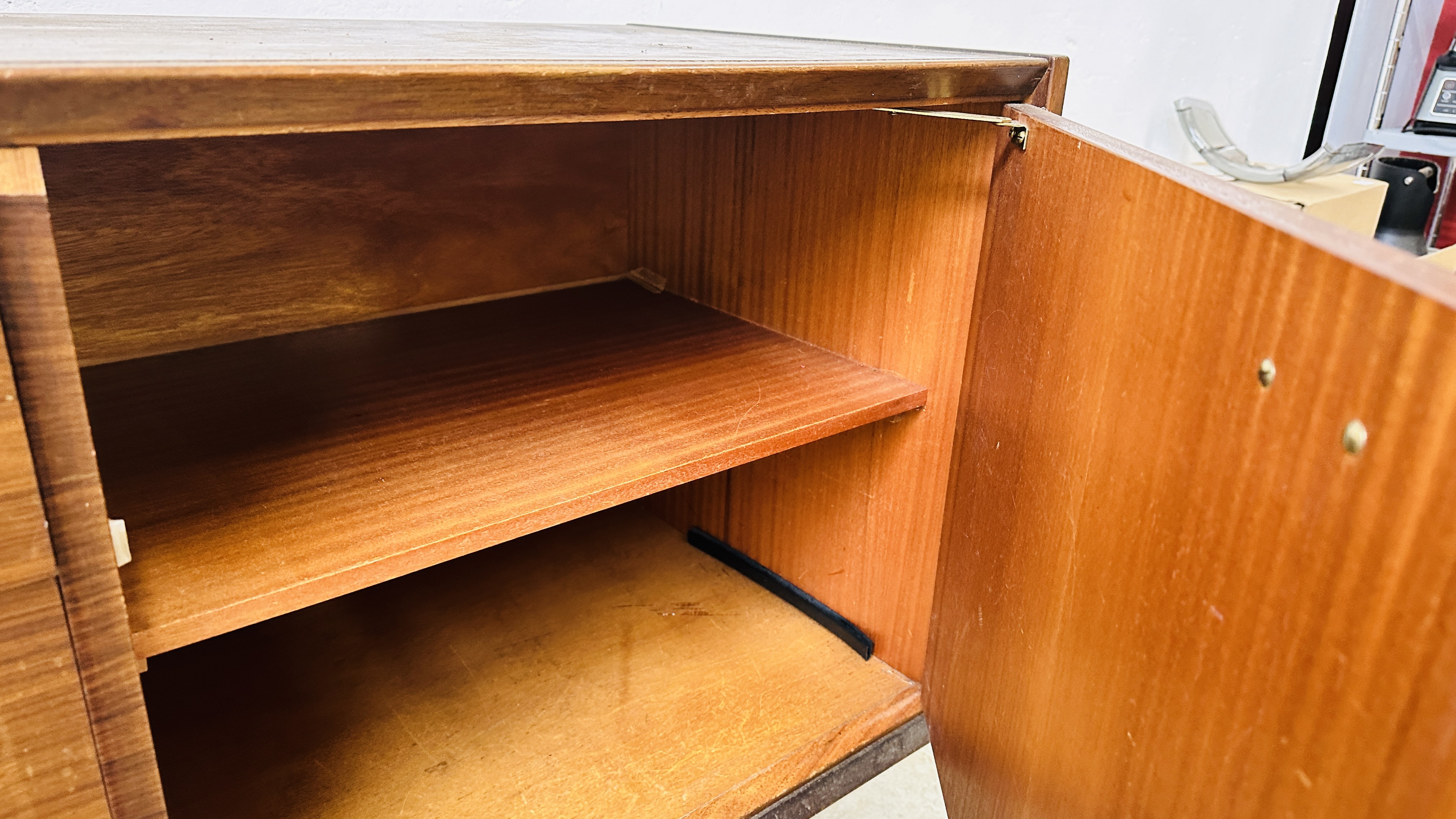 A MID CENTURY WRIGHTON TEAK FINISH 3 DRAWER SIDEBOARD FLANKED BY TWO CUPBOARDS - W 168CM X D 46CM X - Image 15 of 15