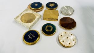 A GROUP OF NINE VINTAGE COMPACTS TO INCLUDE A MUSICAL STRATTON EXAMPLE.