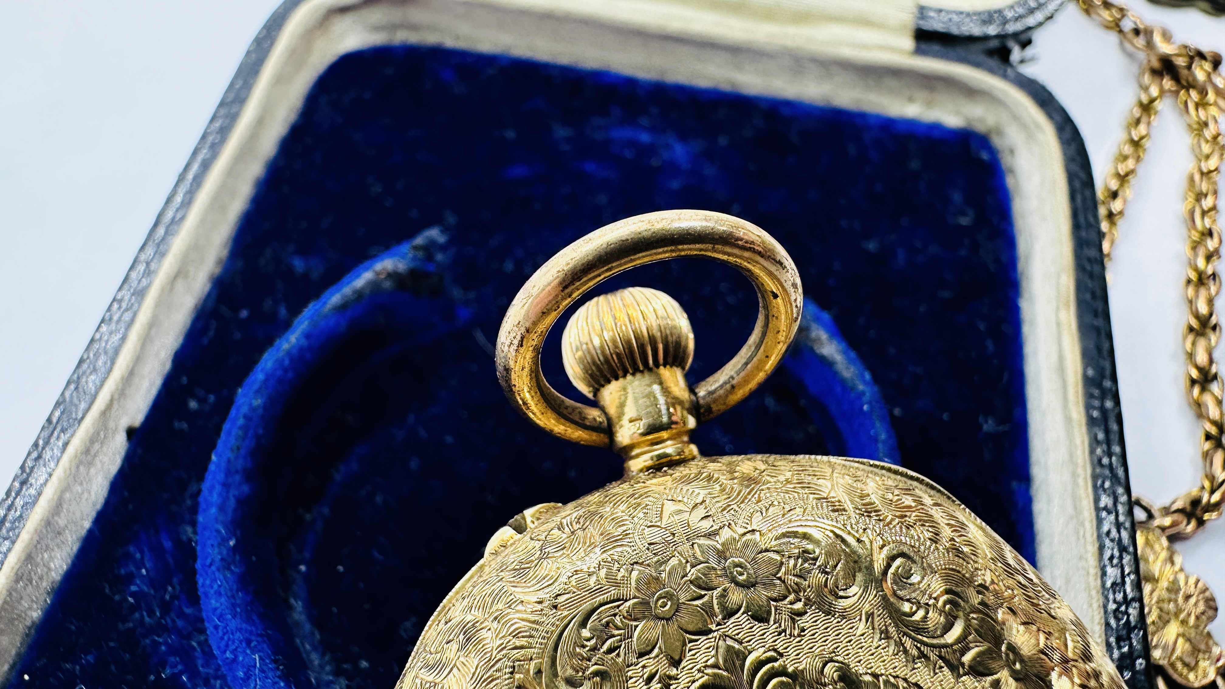 AN ELABORATE ANTIQUE 18CT GOLD CASED HALF HUNTER POCKET WATCH ALONG WITH A WOVEN WATCH CHAIN, - Image 11 of 17