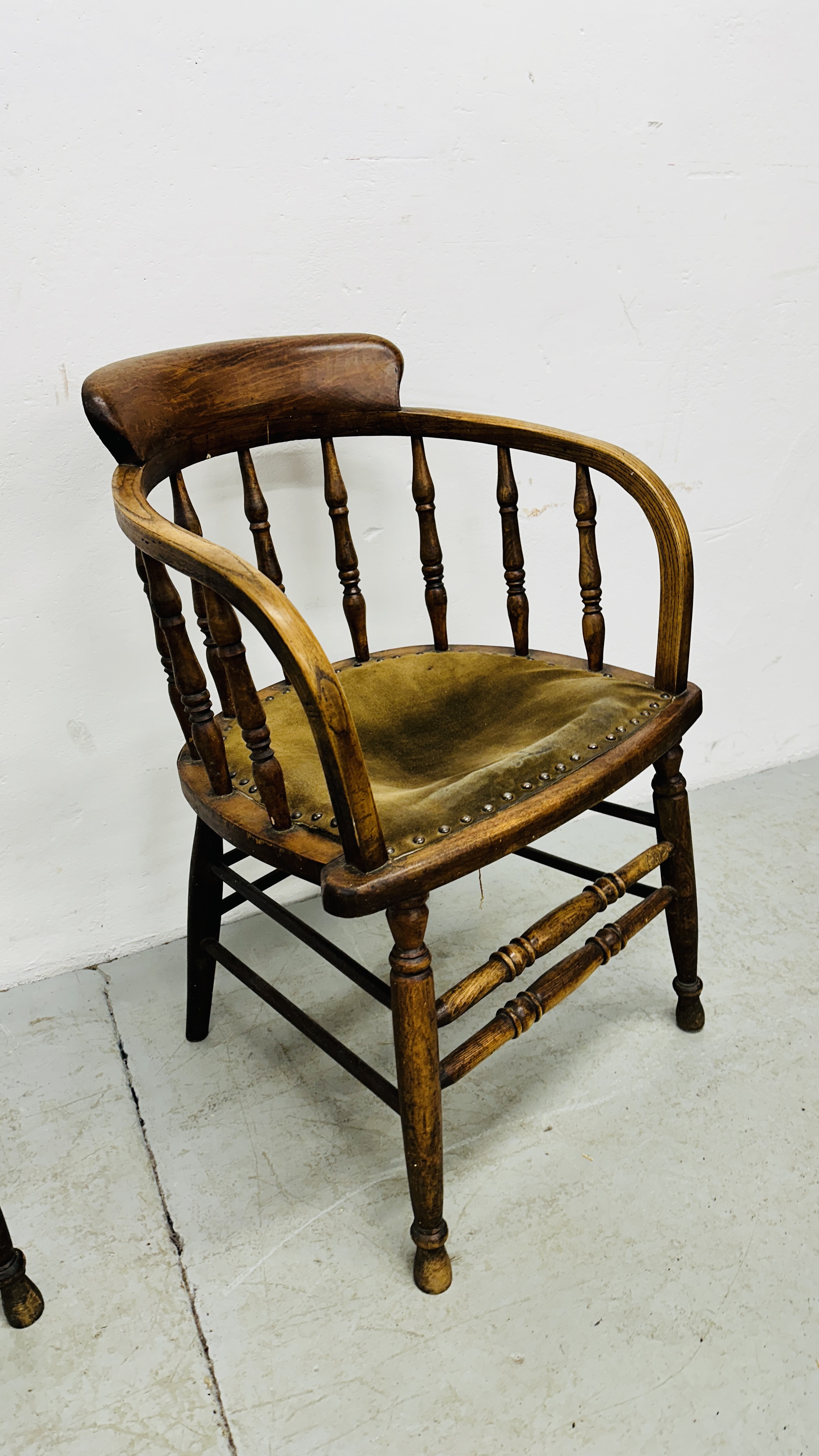 A PAIR OF ANTIQUE SOLID OAK CHAIRS HAVING GREEN LEATHERED SEATS. - Image 3 of 18