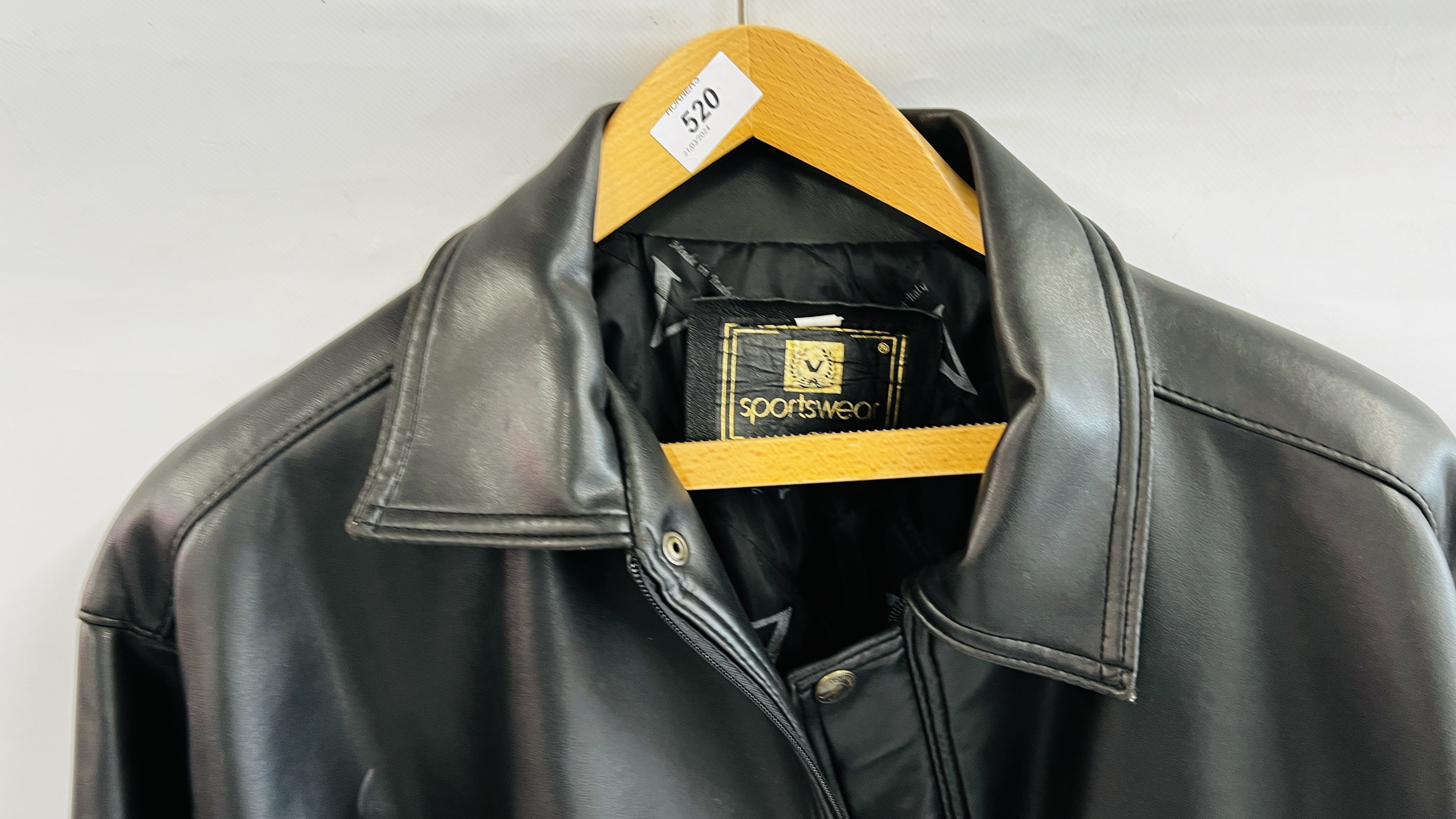 A GENT'S BLACK LEATHER JACKET "V" SPORTSWEAR SIZE L. - Image 2 of 6