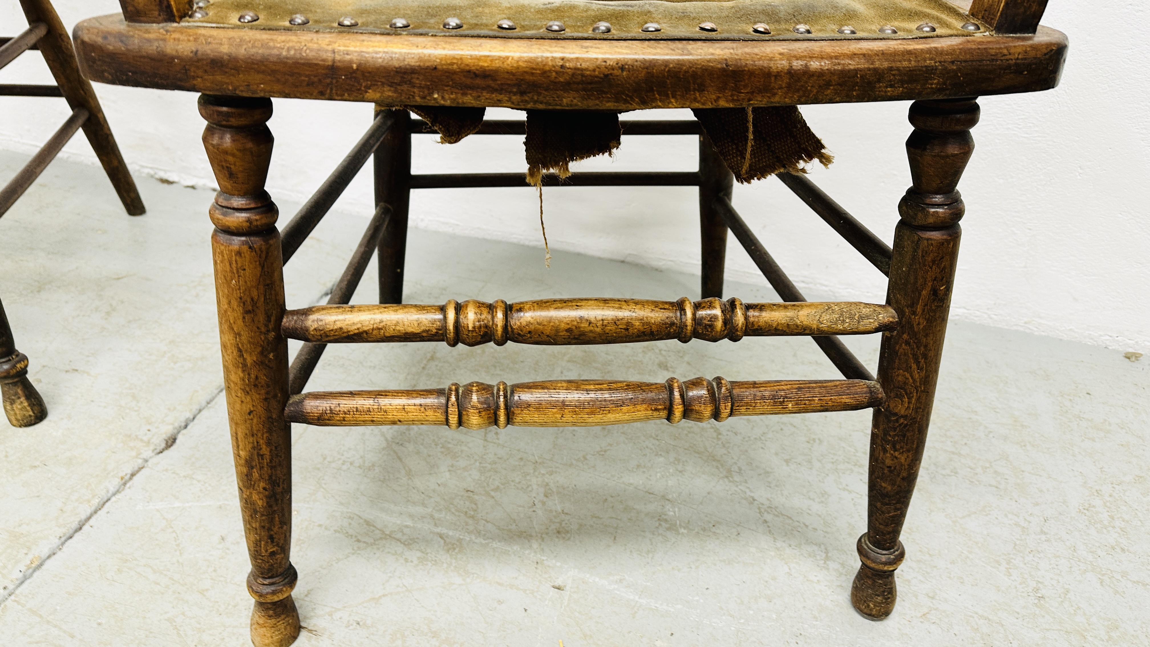 A PAIR OF ANTIQUE SOLID OAK CHAIRS HAVING GREEN LEATHERED SEATS. - Image 9 of 18