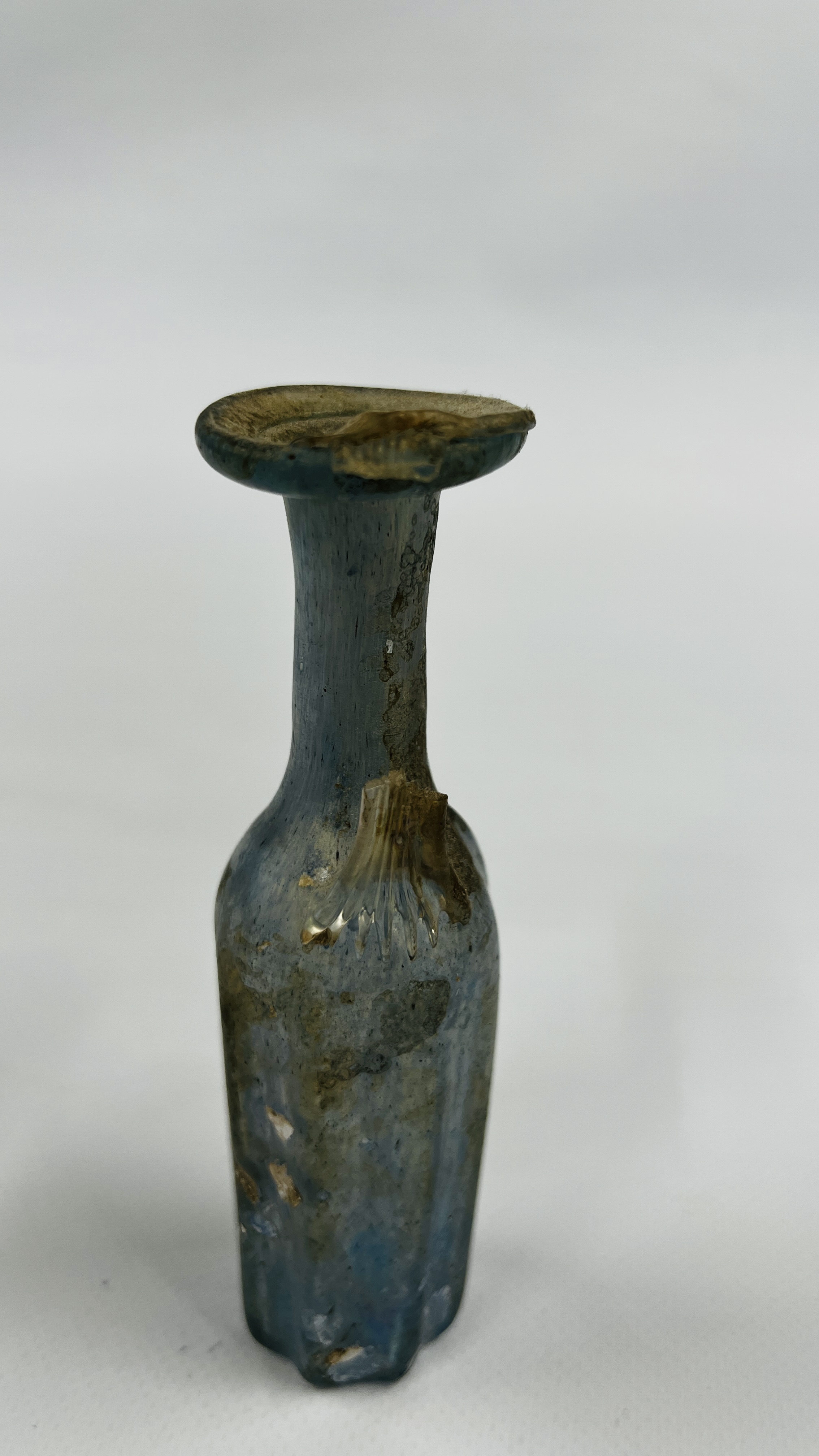 A VINTAGE ROMAN STYLE BOTTLE MOULDED FROM PALE BLUE TRANSLUCENT GLASS A/F H 13CM. - Image 3 of 5