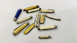 A GROUP OF ASSORTED VINTAGE POCKET KNIVES TO INCLUDE COMMEMORATIVE EXAMPLES.