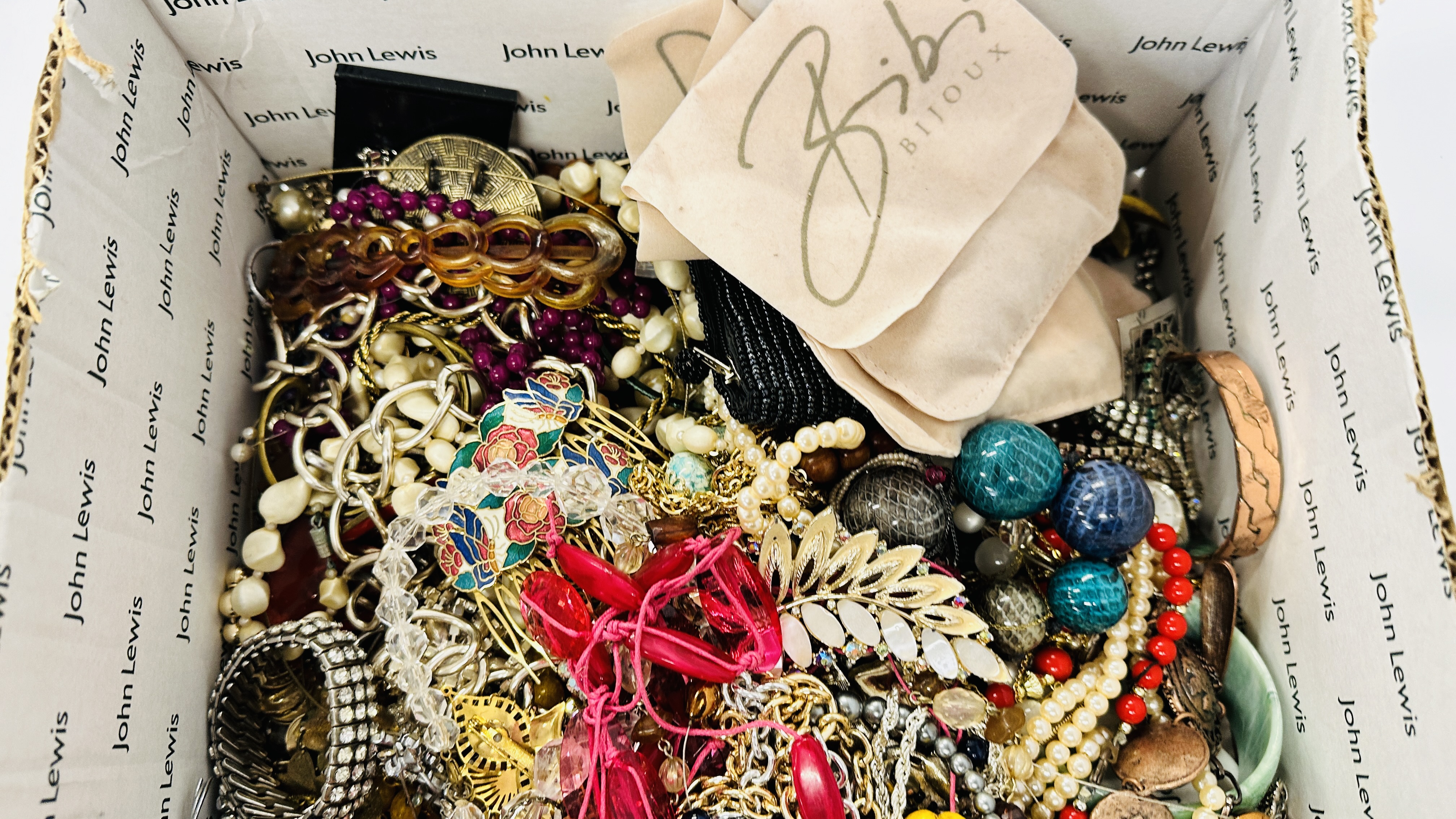 A LARGE BOX OF VINTAGE COSTUME JEWELLERY TO INCLUDE NECKLACES, BRACELETS, BEADS ETC. - Image 4 of 9