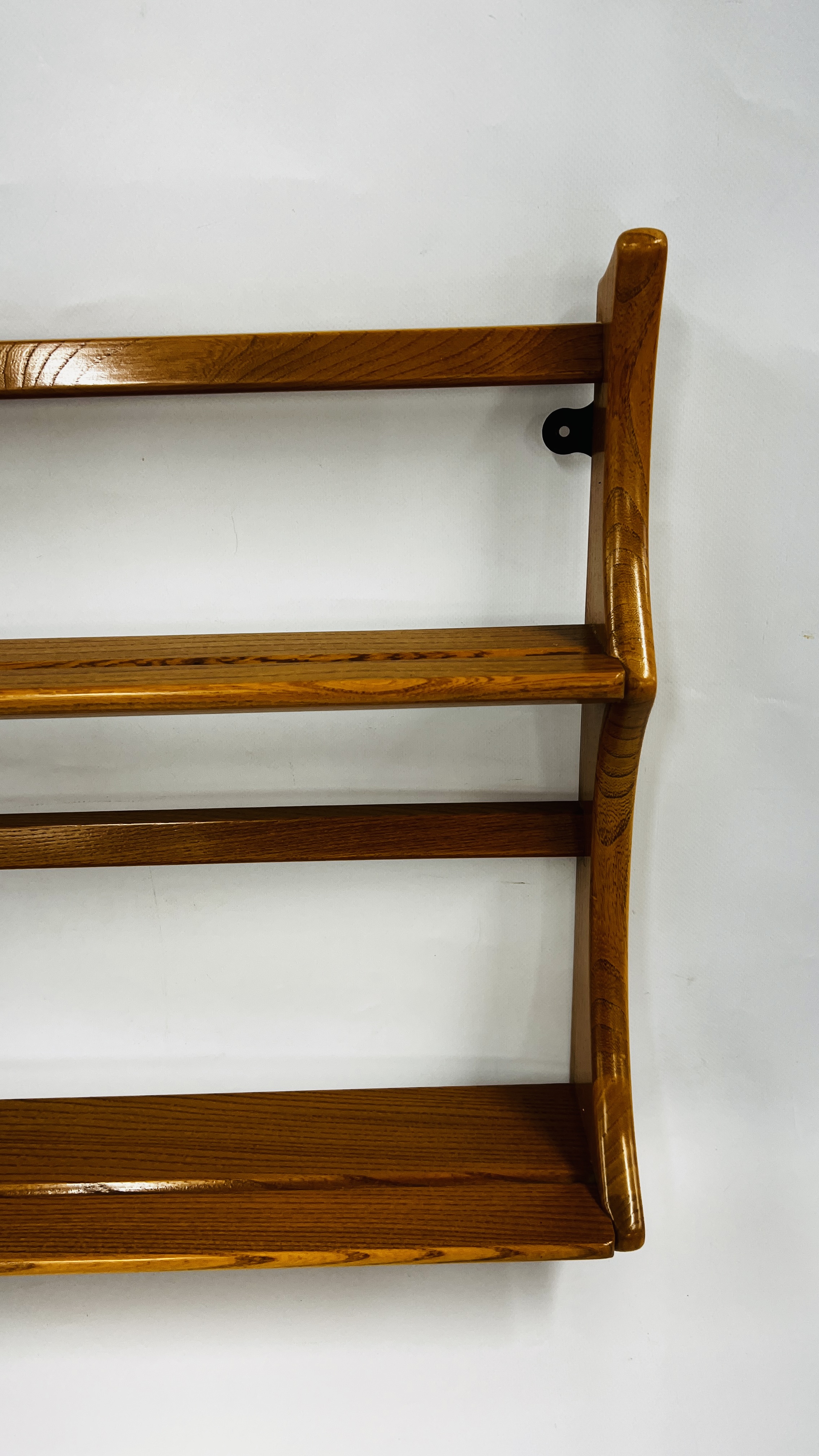 AN ERCOL WINDSOR WALL HANGING PLATE RACK, W 97CM. - Image 5 of 7
