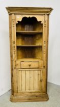 AN ANTIQUE PINE CORNER CUPBOARD COMPLETE WITH SINGLE DRAWER & DOOR TO BASE - H 187CM X W 79CM.