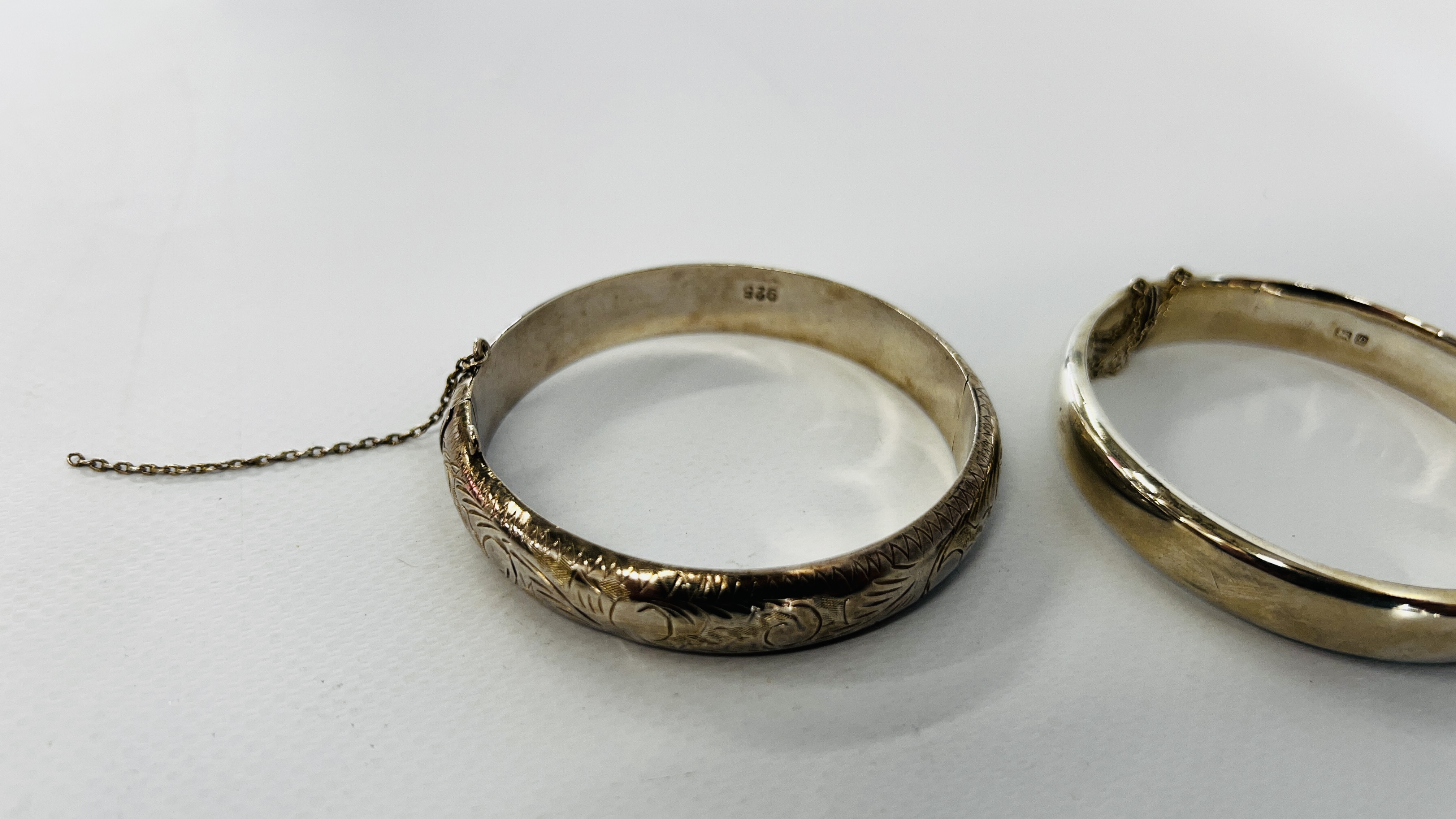 TWO SILVER ENGRAVED HINGED BANGLES BOTH HAVING SAFETY CHAINS. - Image 5 of 11