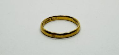 A 22CT GOLD WEDDING BAND.