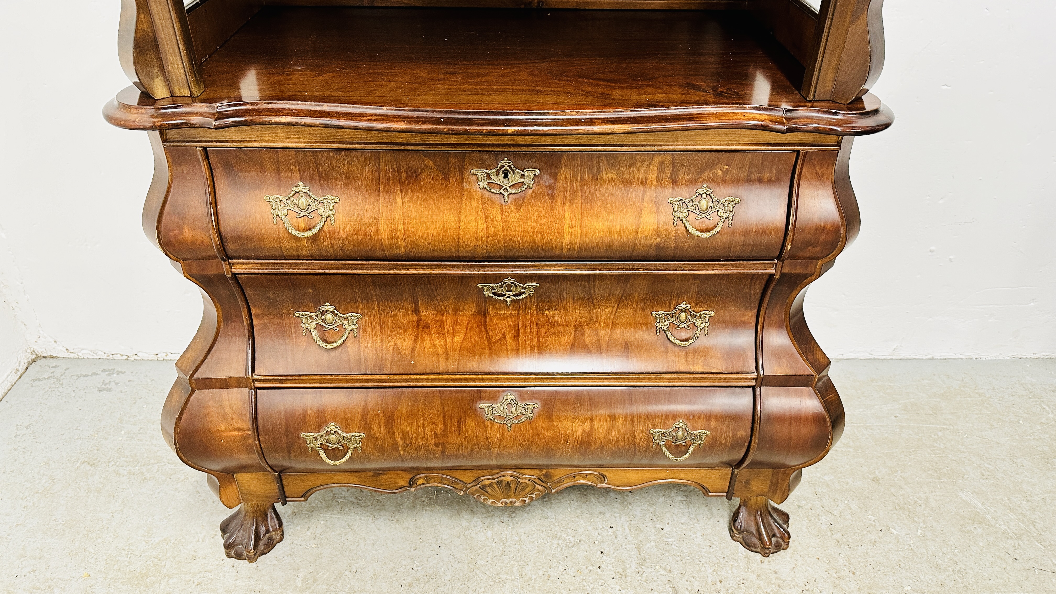 A REPRODUCTION MAHOGANY FINISH GLAZED TOP DISPLAY CABINET ON 3 DRAWER BASE - W 88CM X D 47CM X H - Image 8 of 11