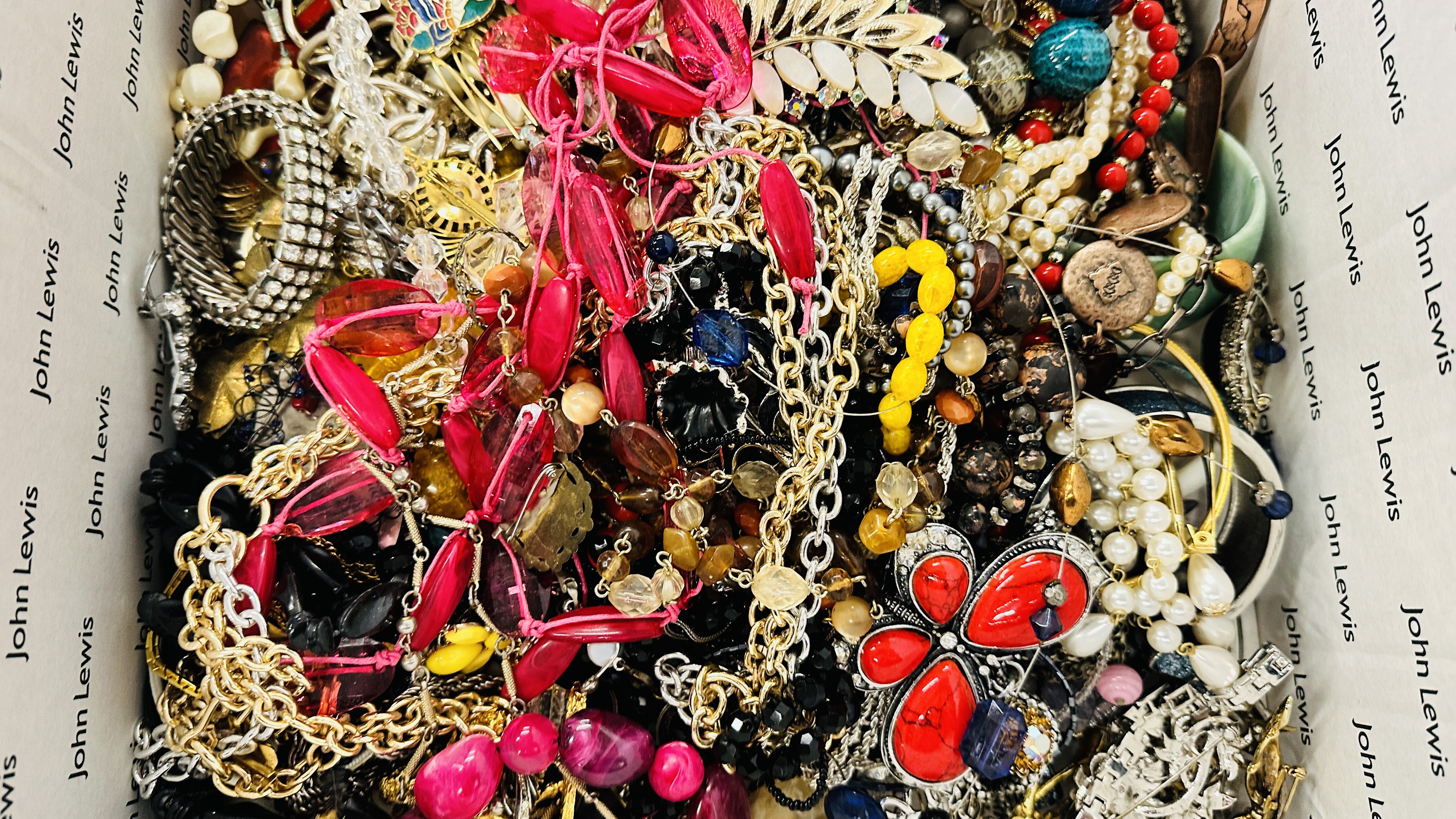A LARGE BOX OF VINTAGE COSTUME JEWELLERY TO INCLUDE NECKLACES, BRACELETS, BEADS ETC. - Image 3 of 9