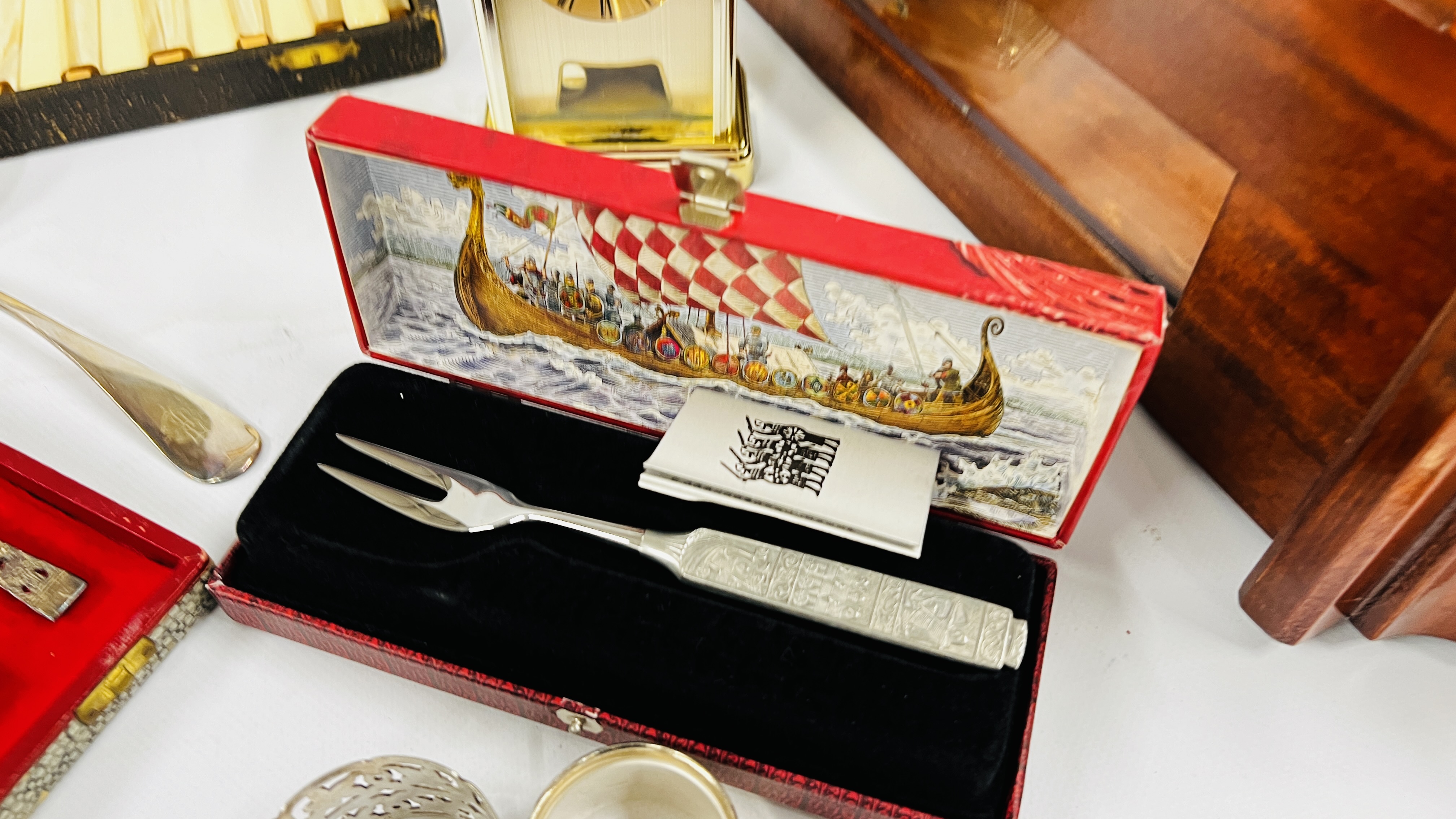 A MODERN LINCOLN WALL CLOCK ALONG WITH A BOX OF ASSORTED PLATED WARE TO INCLUDE FLATWARE, - Image 3 of 9