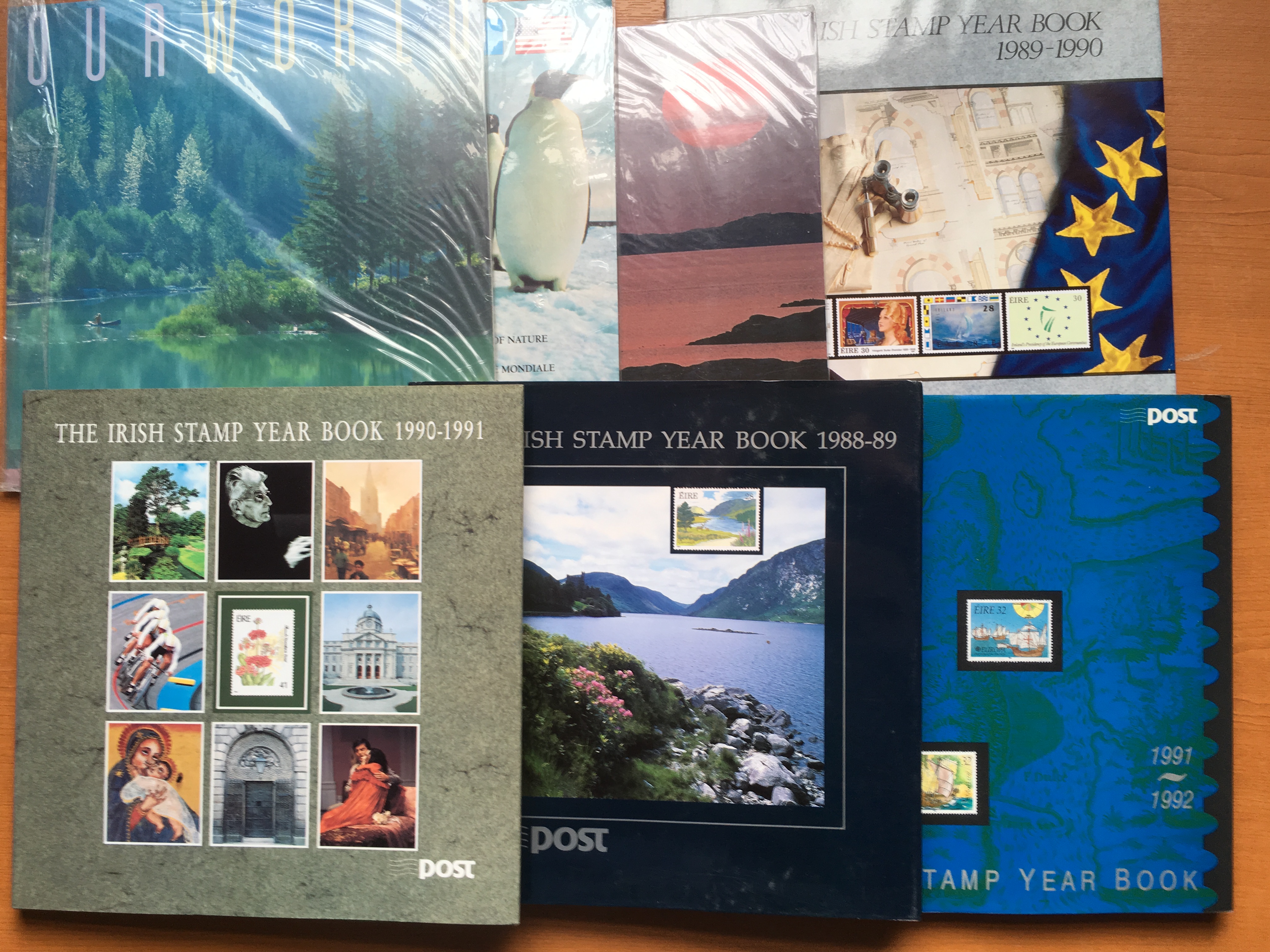 STAMPS: BOX WITH EMPTY ALBUMS, SOUVENIR AND YEAR BOOKS FROM AUSTRALIA, IRELAND, GIBRALTAR, - Image 3 of 5