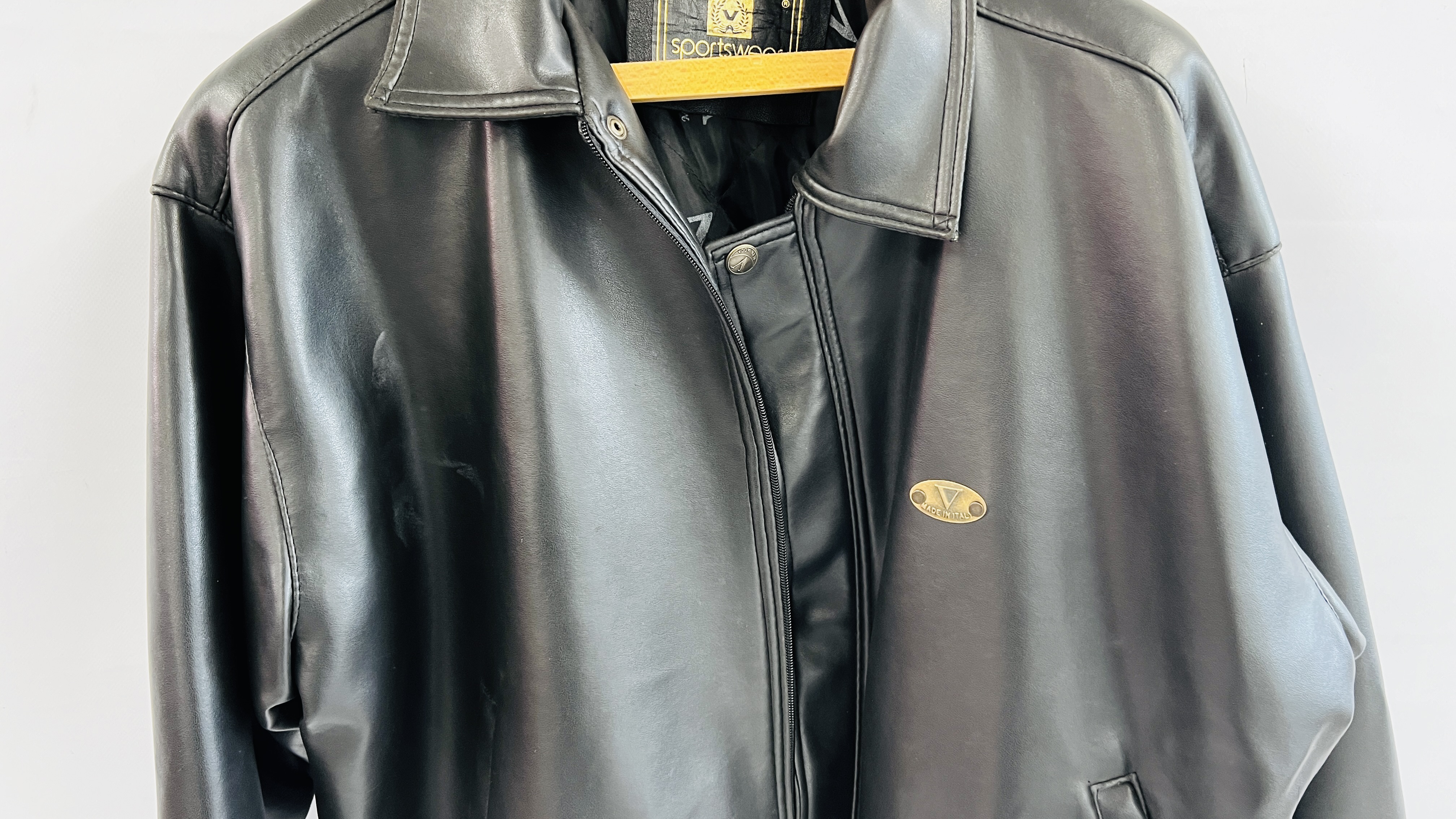 A GENT'S BLACK LEATHER JACKET "V" SPORTSWEAR SIZE L. - Image 3 of 6