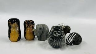 A GROUP OF 6 ART GLASS PAPERWEIGHTS TO INCLUDE TWO LANGHAM GLASS OWLS AND ONE OTHER,