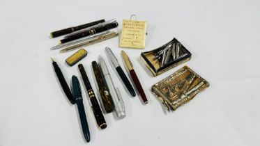 A COLLECTION OF ASSORTED VINTAGE PENS TO INCLUDE AN UNNAMED BAKERLITE EXAMPLE A/F + A GROUP OF