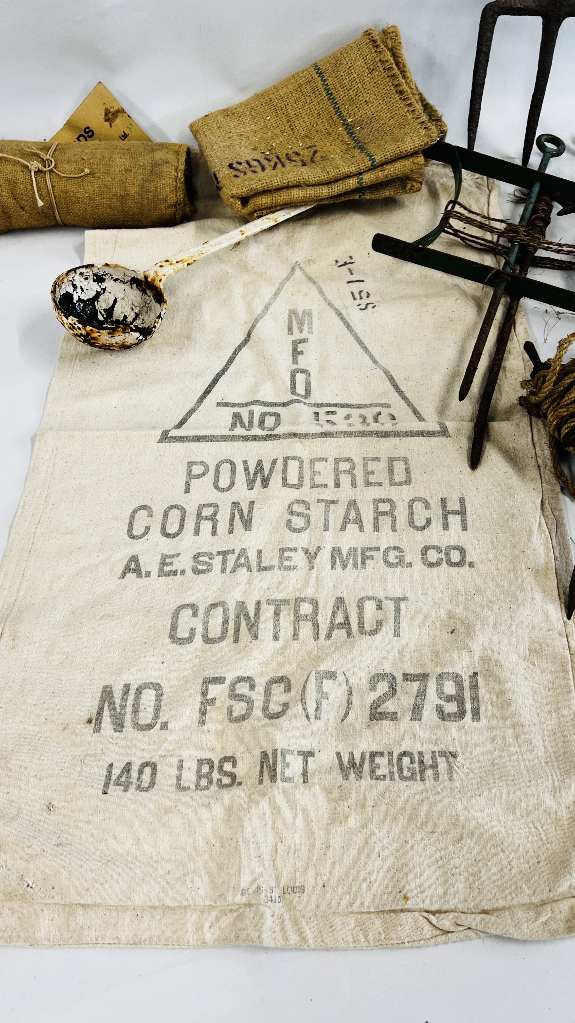 A BOX OF VINTAGE HORTICULTURAL RELATED ITEMS TO INCLUDE LINENS, HESSIAN SEED SACKS, ETC. - Image 2 of 7