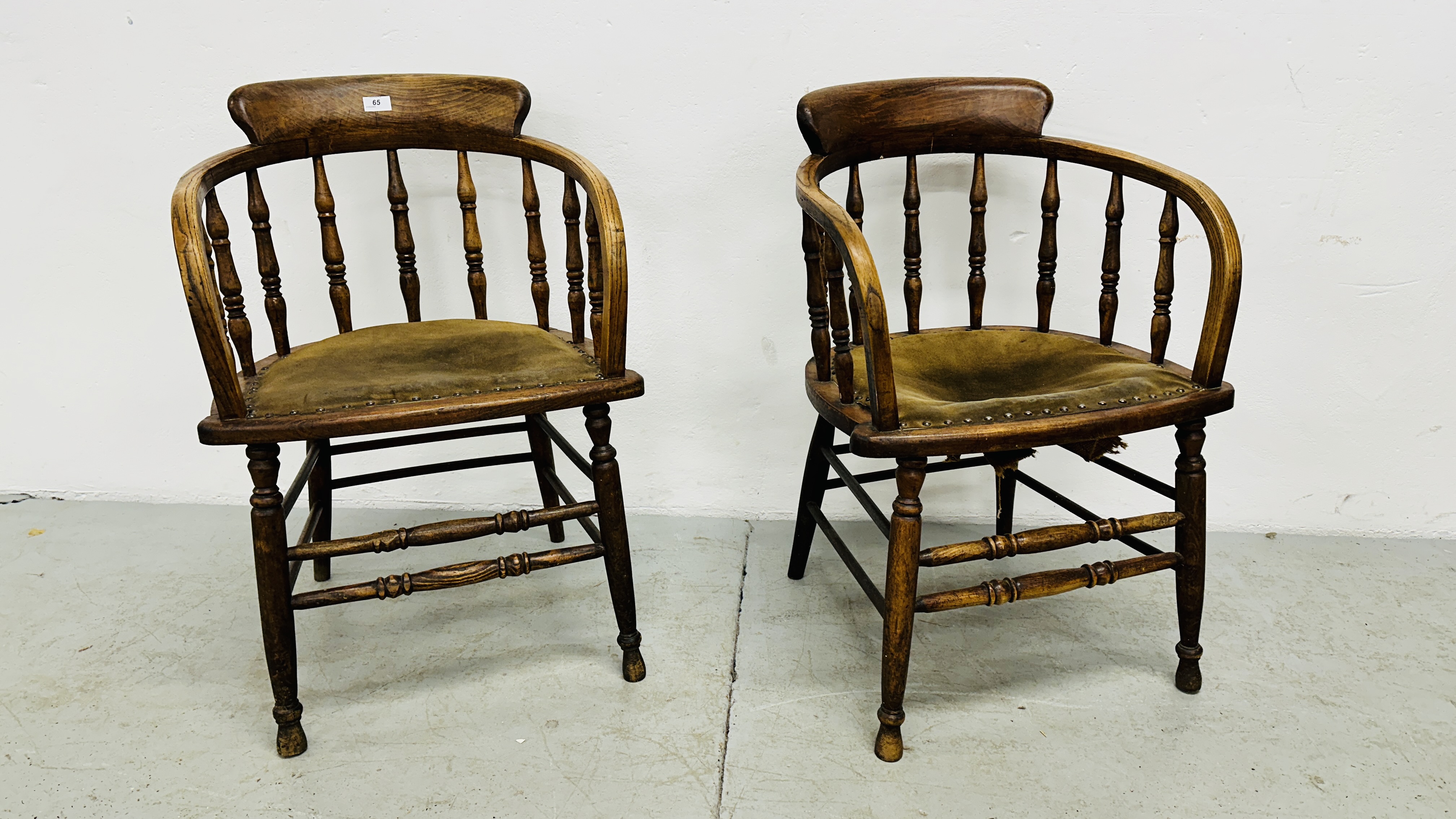 A PAIR OF ANTIQUE SOLID OAK CHAIRS HAVING GREEN LEATHERED SEATS.