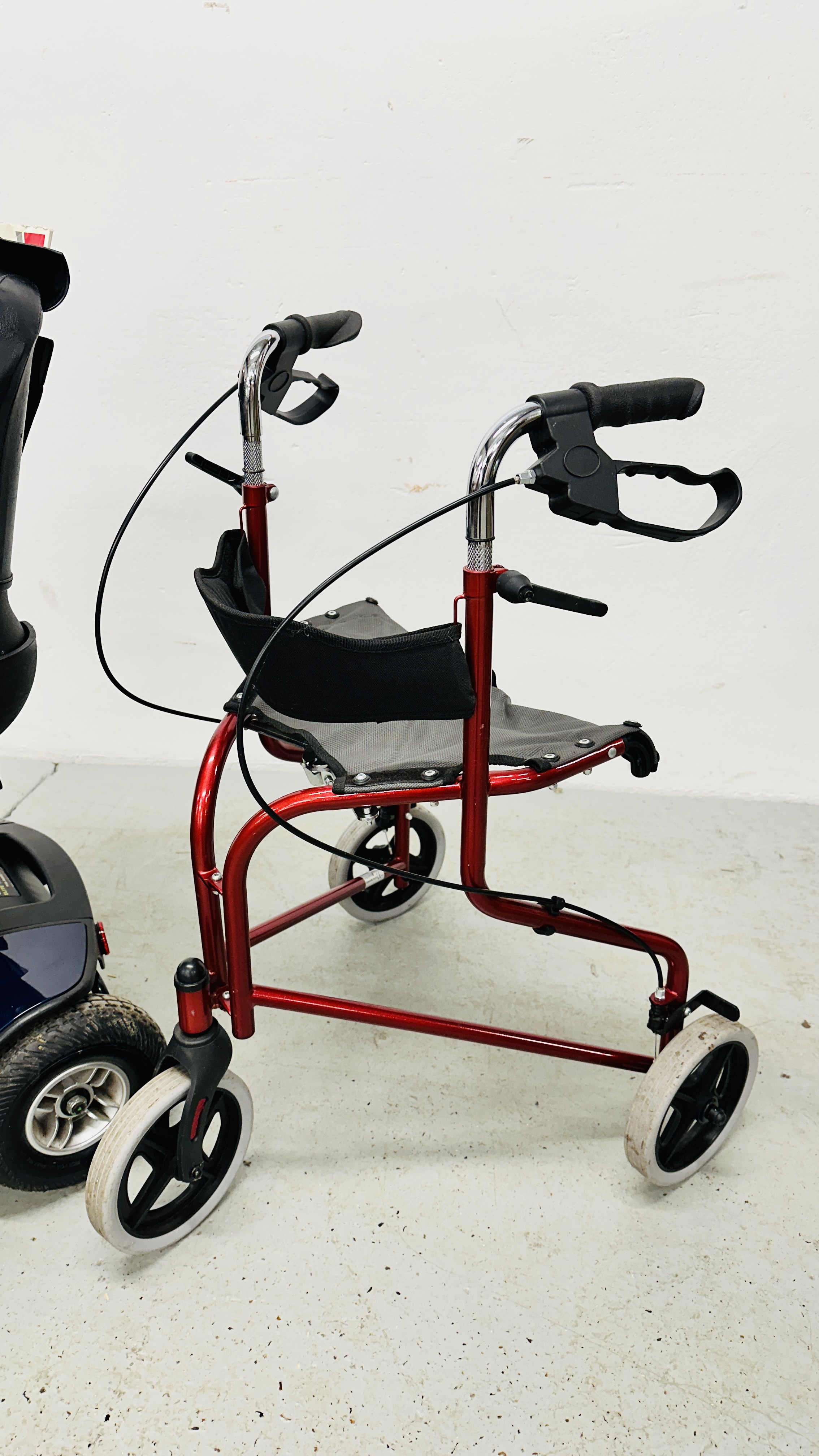 A GOGO ELITE TRAVELLER PLUS ELECTRIC MOBILITY SCOOTER COMPLETE WITH MANUAL, - Image 11 of 14