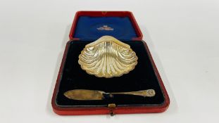 CASED SILVER SHELL DESIGN BUTTER BOAT AND KNIFE BY CHARLES WILKES BIRMINGHAM 1905.