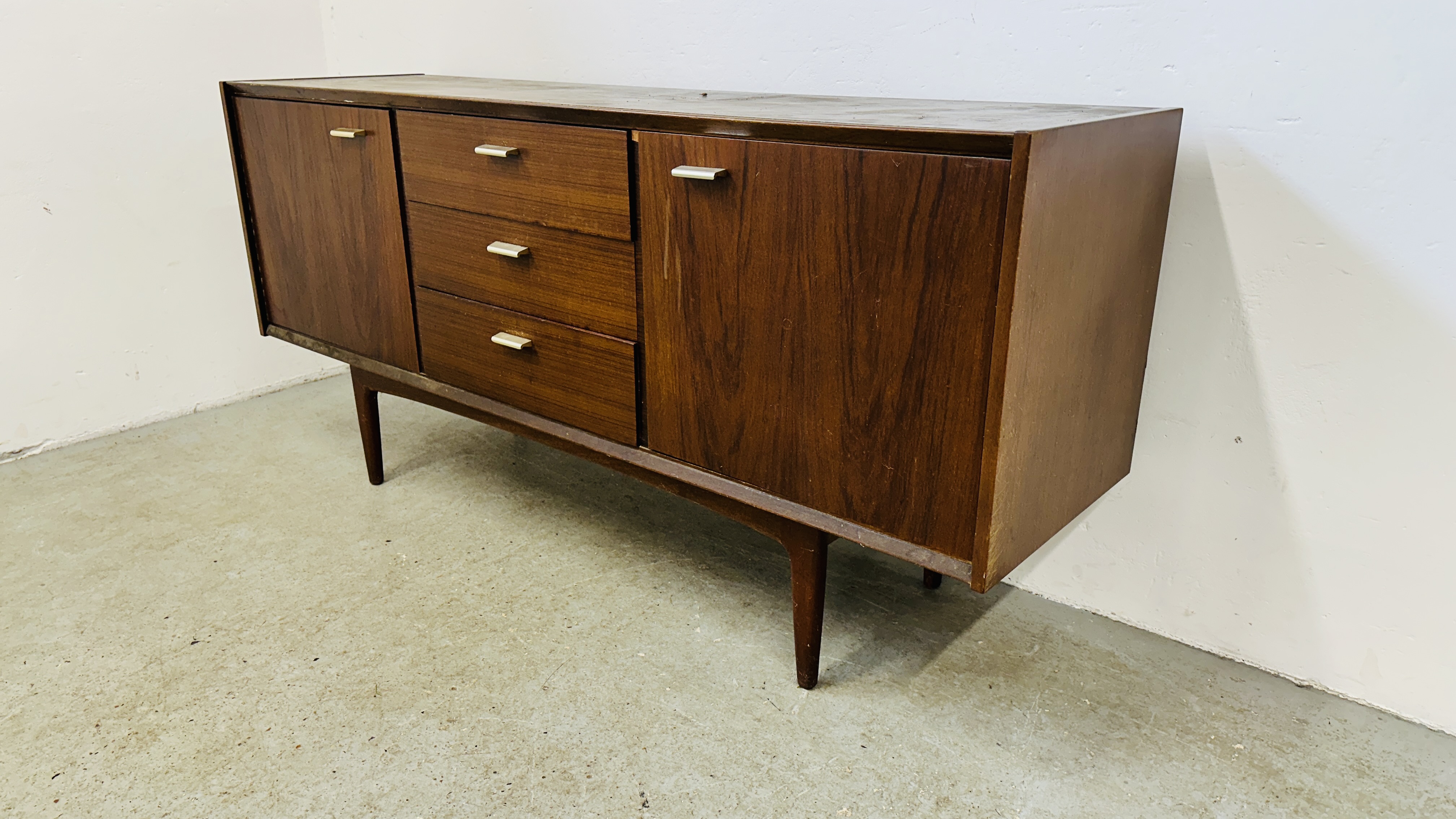 A MID CENTURY WRIGHTON TEAK FINISH 3 DRAWER SIDEBOARD FLANKED BY TWO CUPBOARDS - W 168CM X D 46CM X - Image 3 of 15
