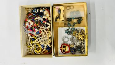 A COLLECTION OF ASSORTED VINTAGE JEWELLERY AND BADGES TO INCLUDE ROYAL ARTILLERY,