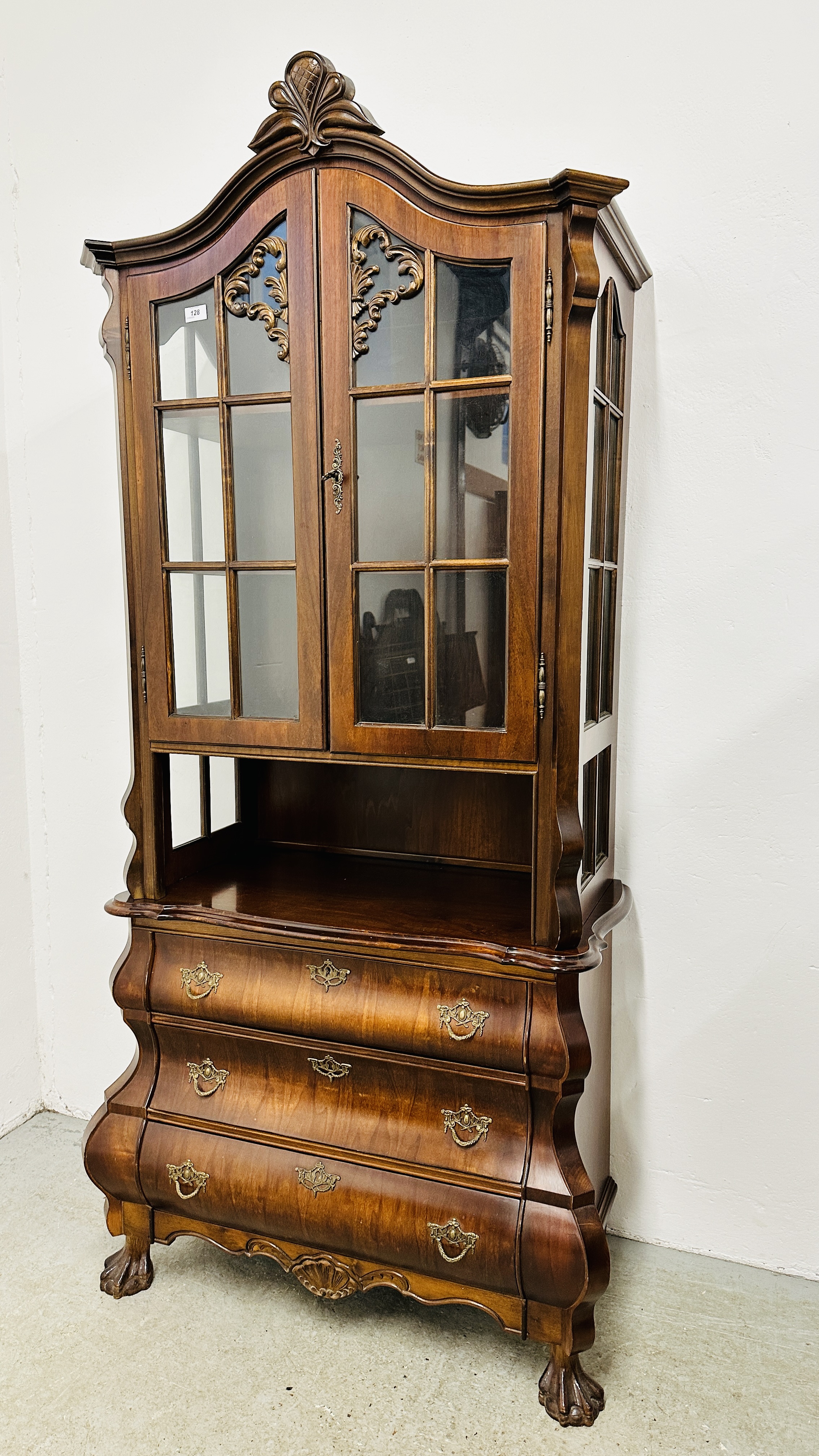 A REPRODUCTION MAHOGANY FINISH GLAZED TOP DISPLAY CABINET ON 3 DRAWER BASE - W 88CM X D 47CM X H - Image 3 of 11