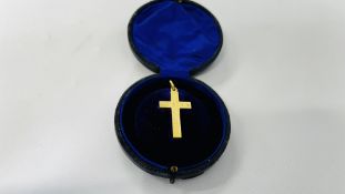 A VINTAGE GILT PENDANT CROSS IN A FITTED VELVET LINED BOX.