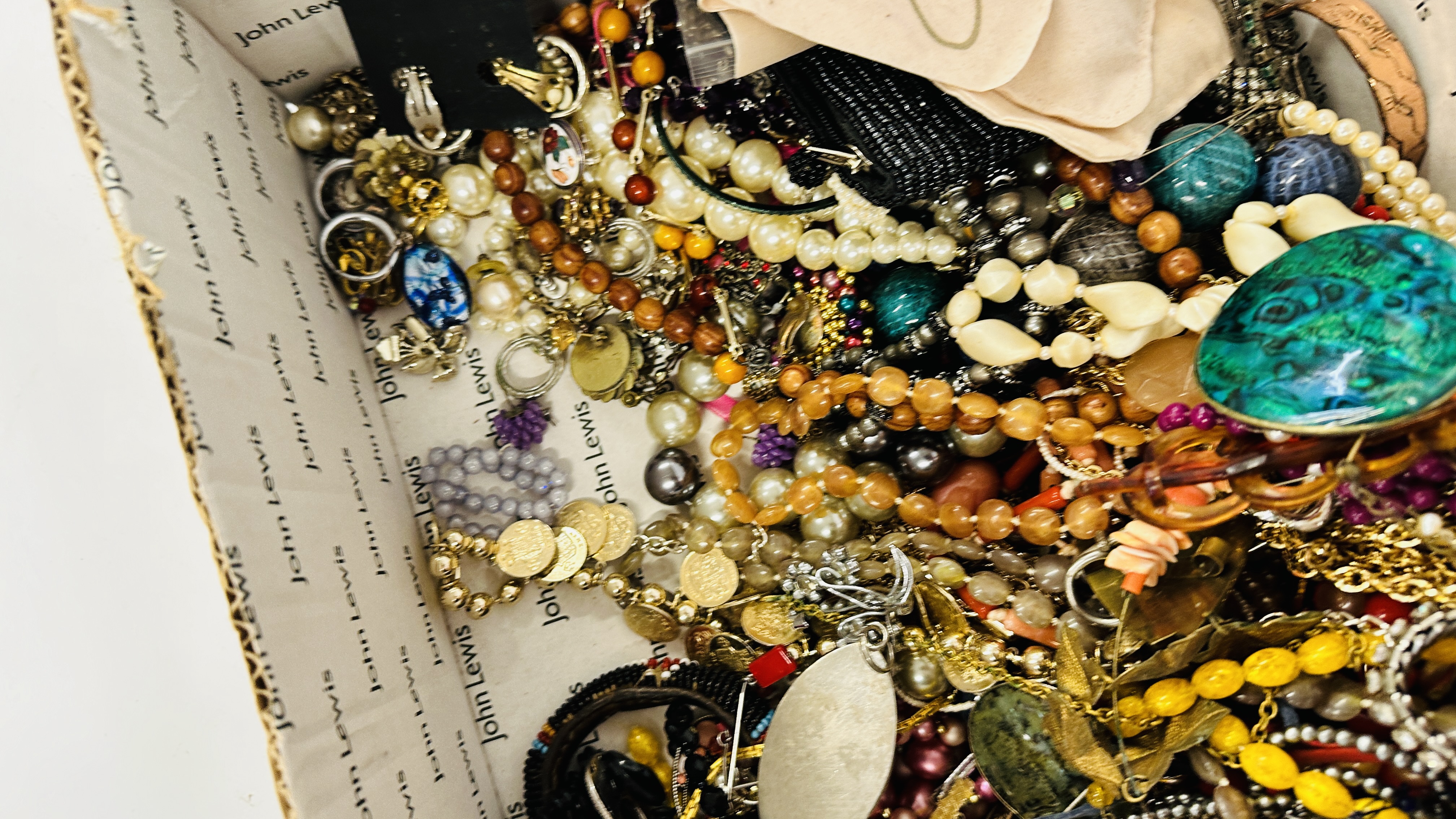 A LARGE BOX OF VINTAGE COSTUME JEWELLERY TO INCLUDE NECKLACES, BRACELETS, BEADS ETC. - Image 6 of 9