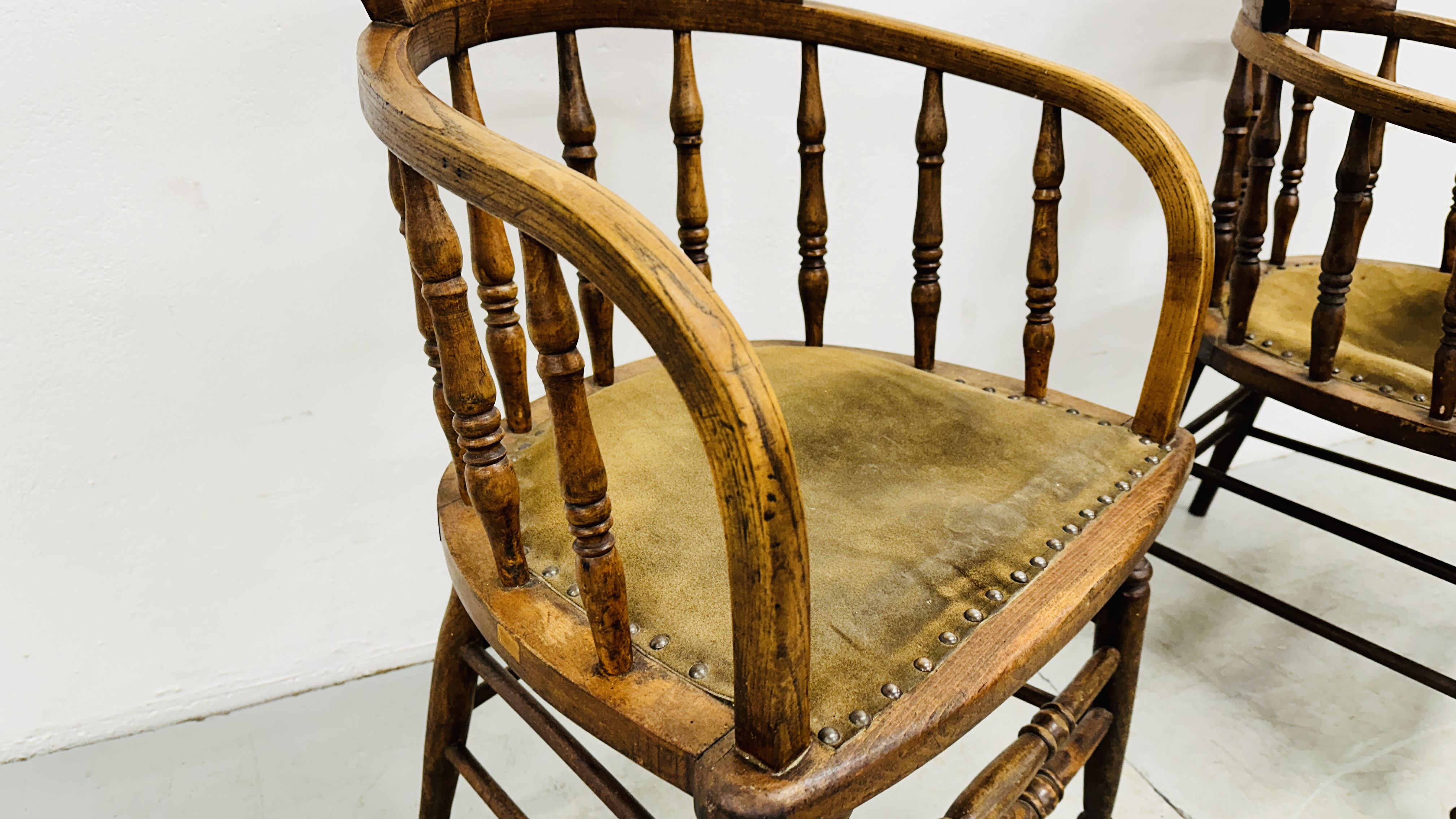 A PAIR OF ANTIQUE SOLID OAK CHAIRS HAVING GREEN LEATHERED SEATS. - Image 17 of 18