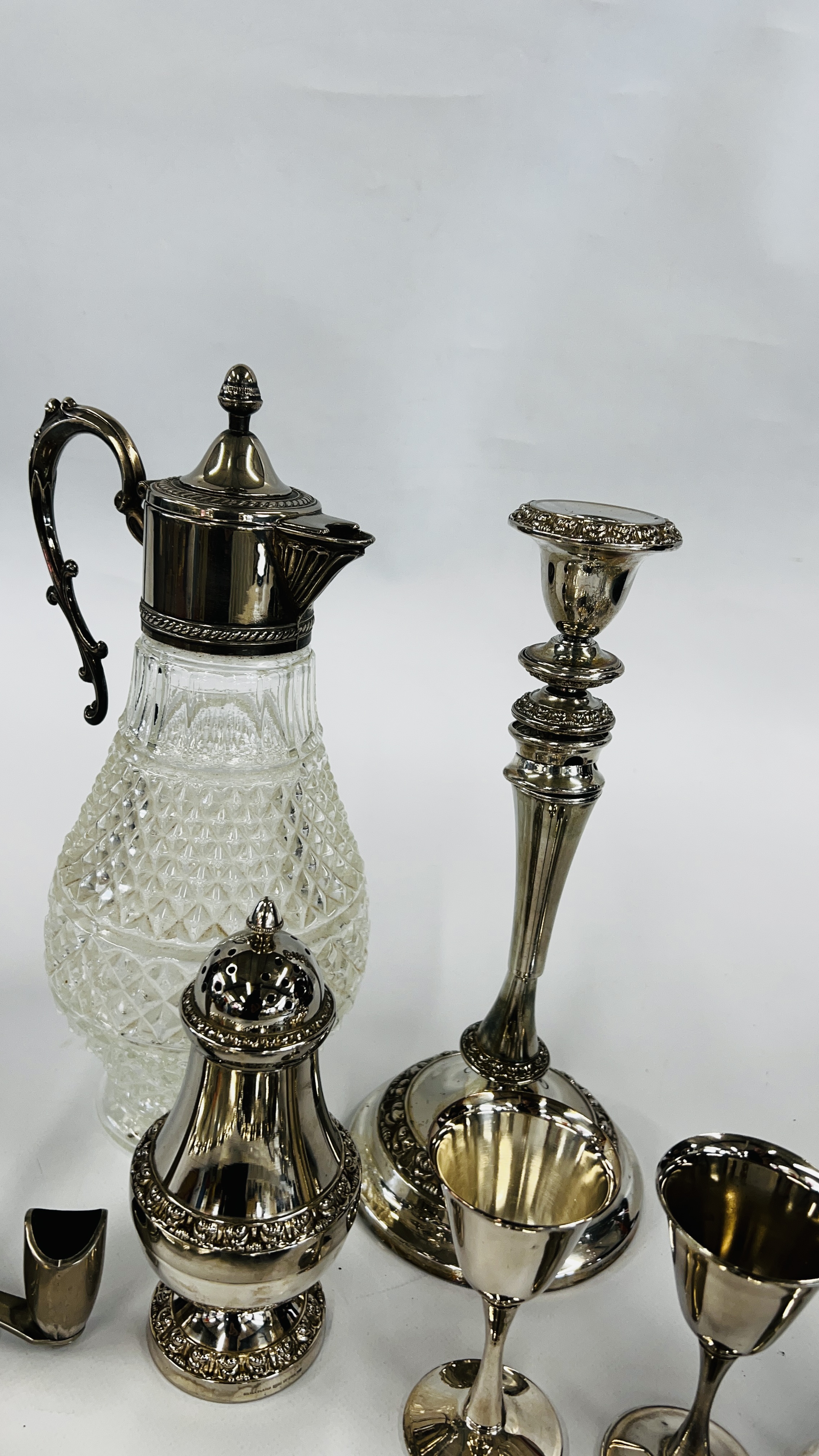 COLLECTION OF PLATED WARE INCLUDING CLARET JUG, SUGAR SIFTER TRAYS, CANDELABRA ETC. - Image 5 of 7