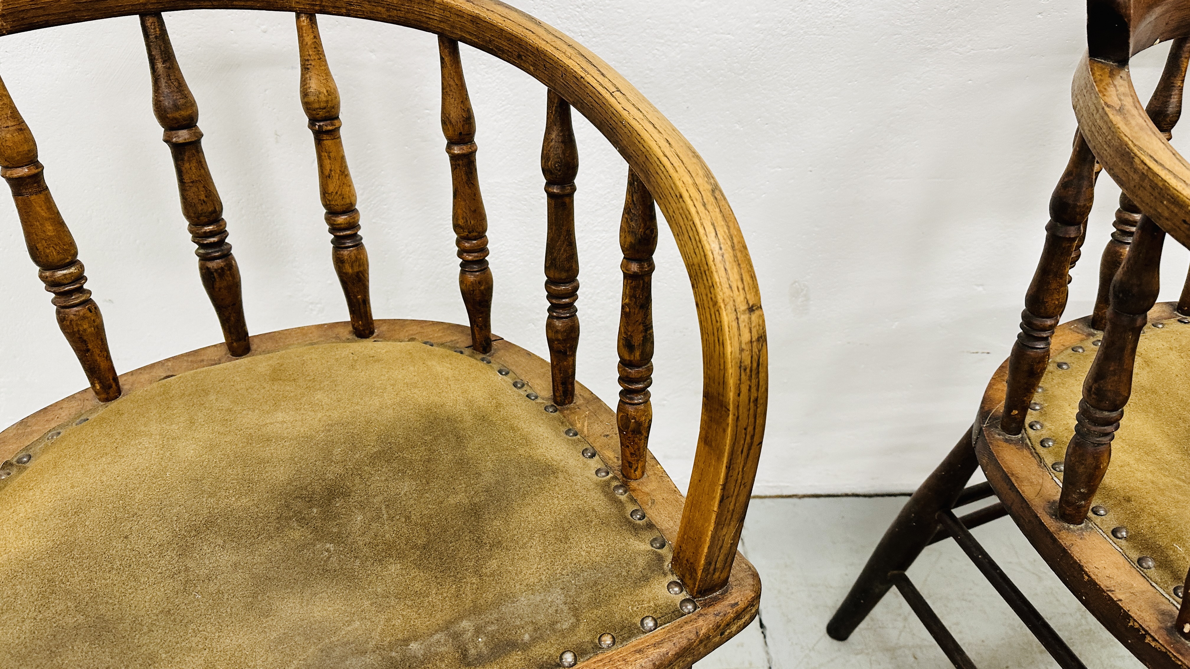 A PAIR OF ANTIQUE SOLID OAK CHAIRS HAVING GREEN LEATHERED SEATS. - Image 16 of 18