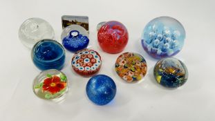 A GROUP OF 12 ASSORTED ART GLASS PAPERWEIGHTS TO INCLUDE CAITHNESDS & MILLEFIORI EXAMPLES.