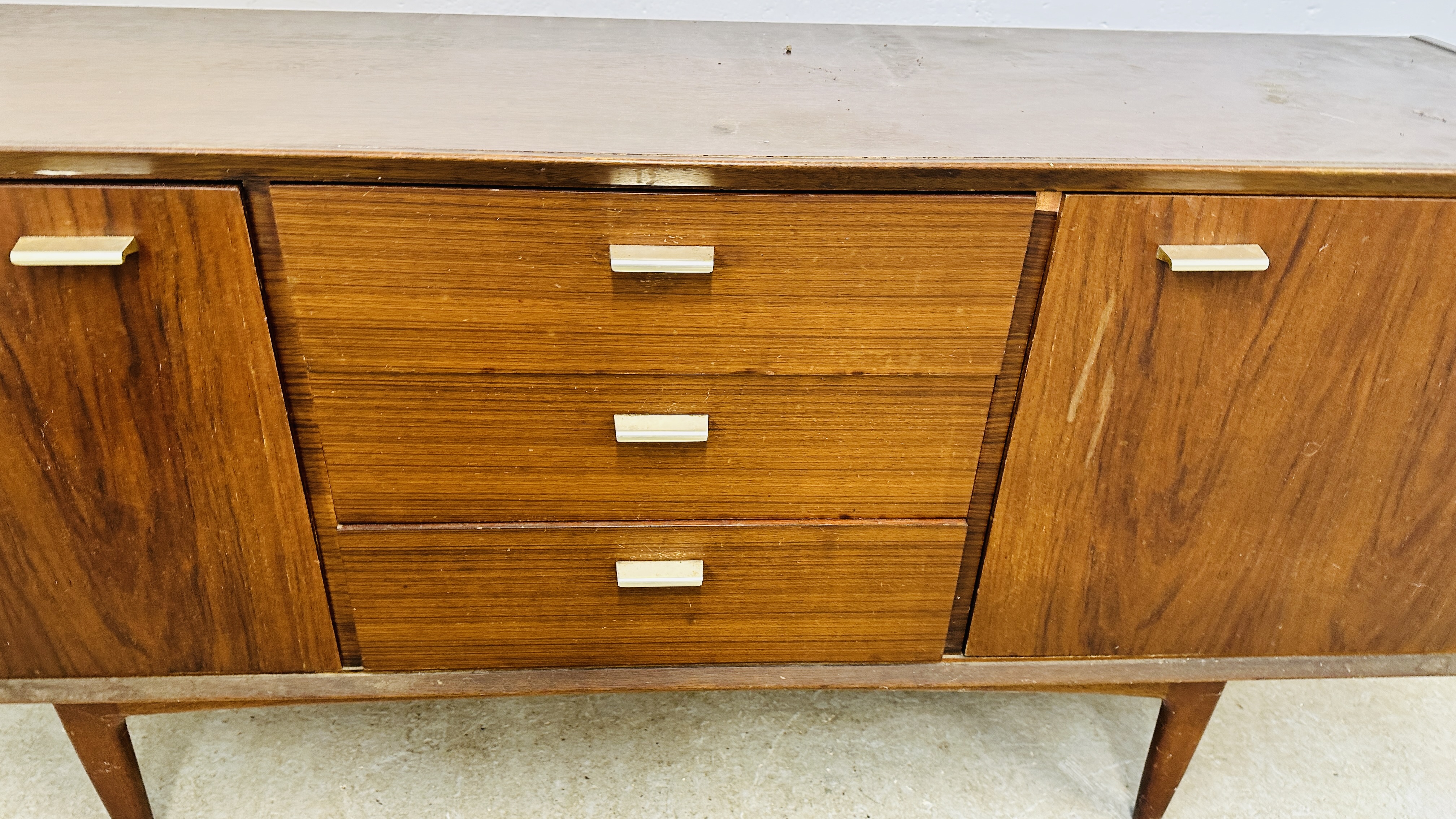 A MID CENTURY WRIGHTON TEAK FINISH 3 DRAWER SIDEBOARD FLANKED BY TWO CUPBOARDS - W 168CM X D 46CM X - Image 10 of 15