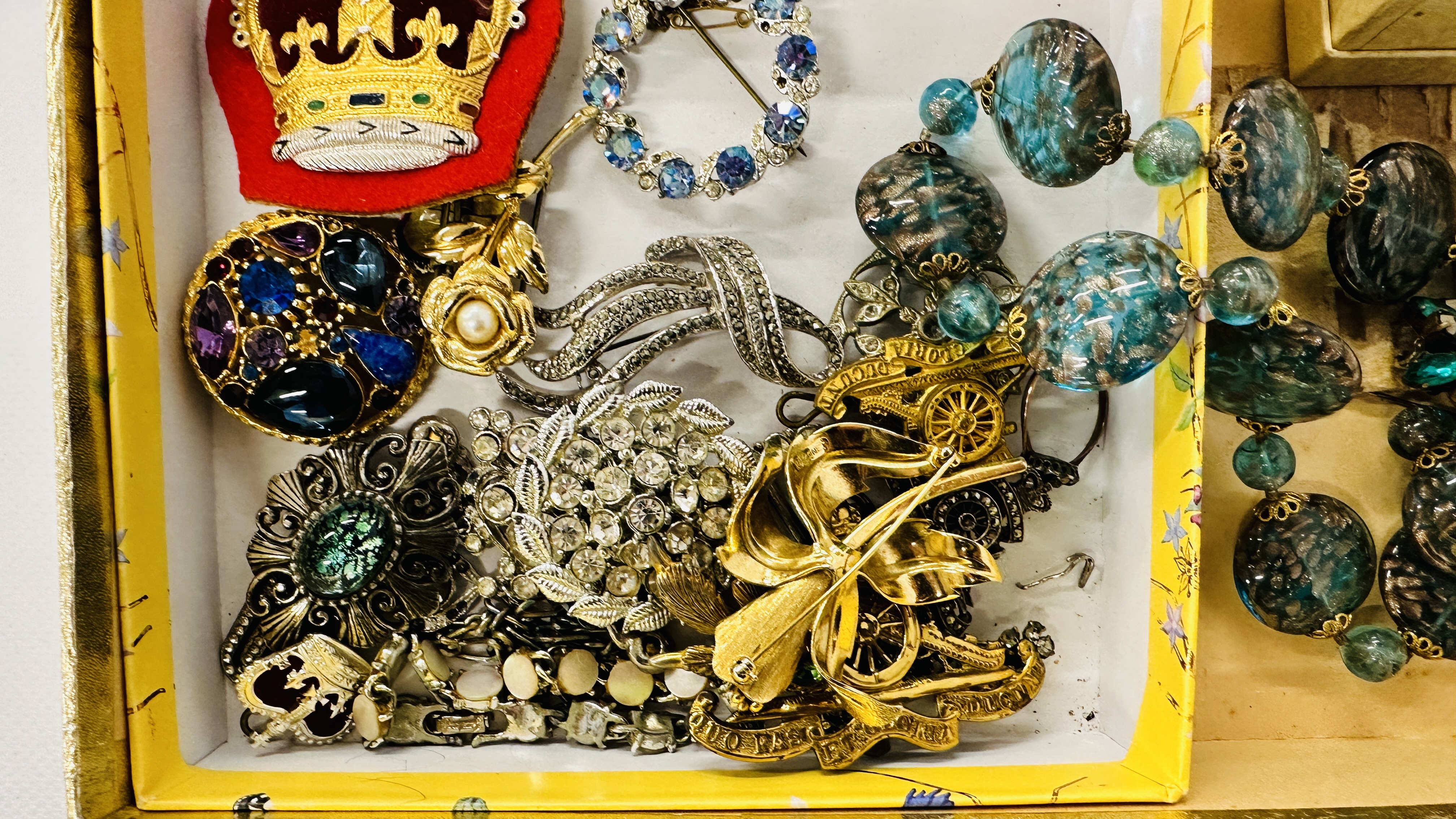 A COLLECTION OF ASSORTED VINTAGE JEWELLERY AND BADGES TO INCLUDE ROYAL ARTILLERY, - Image 3 of 10